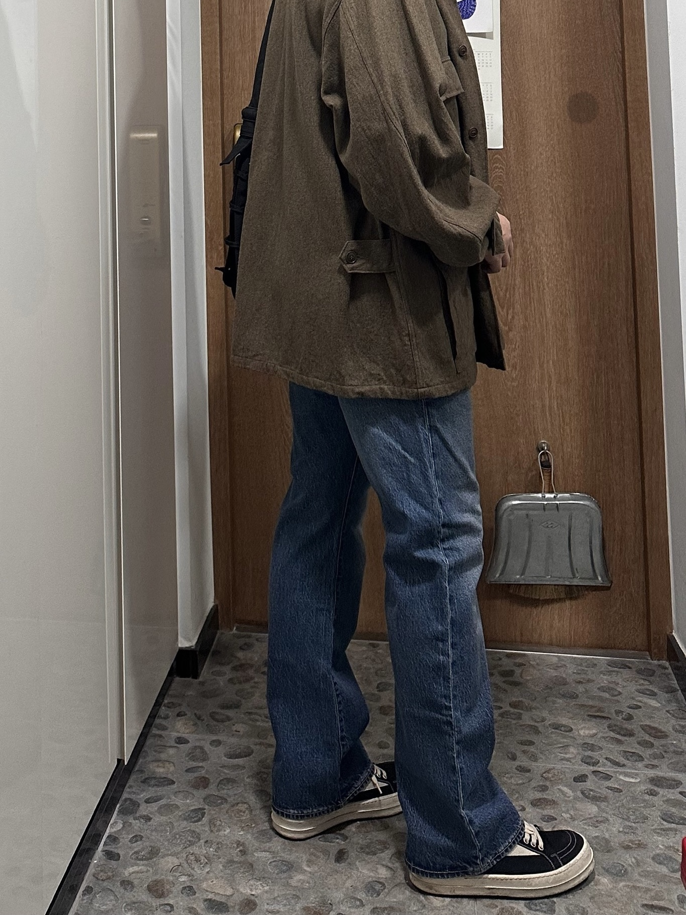 Comoli B.D.U Jacket Khaki - 24AW, Lemaire Medium Soft Game Bag Nylon Canvas Dark Chocolate 착용 스타일 - 2