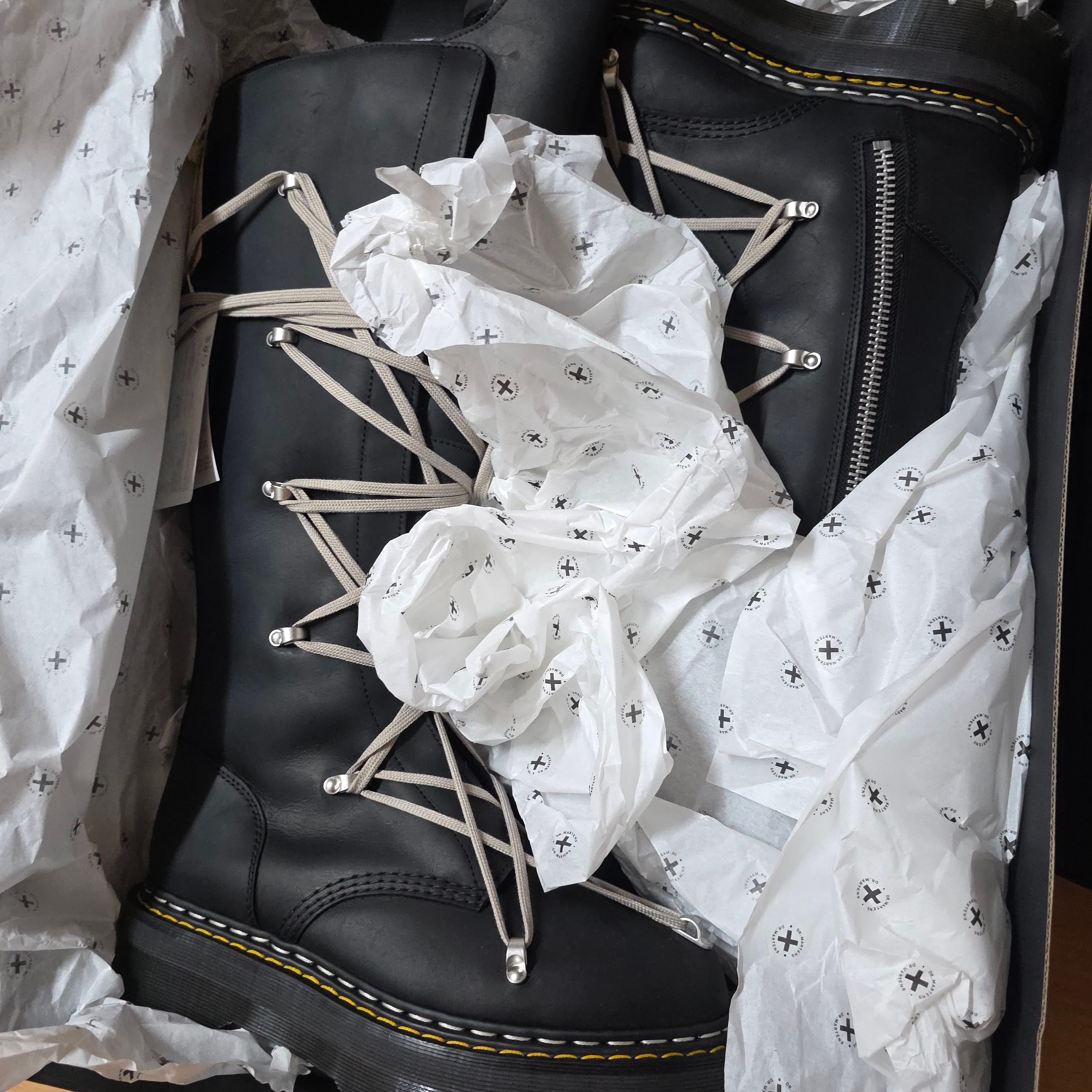 Dr. Martens x Rick Owens 1460 Quad Sole Mega Lace Boots Black, Dr. Martens x Rick Owens 1B60 Quad Sole Pentalace Boots Black 착용 스타일 - 4