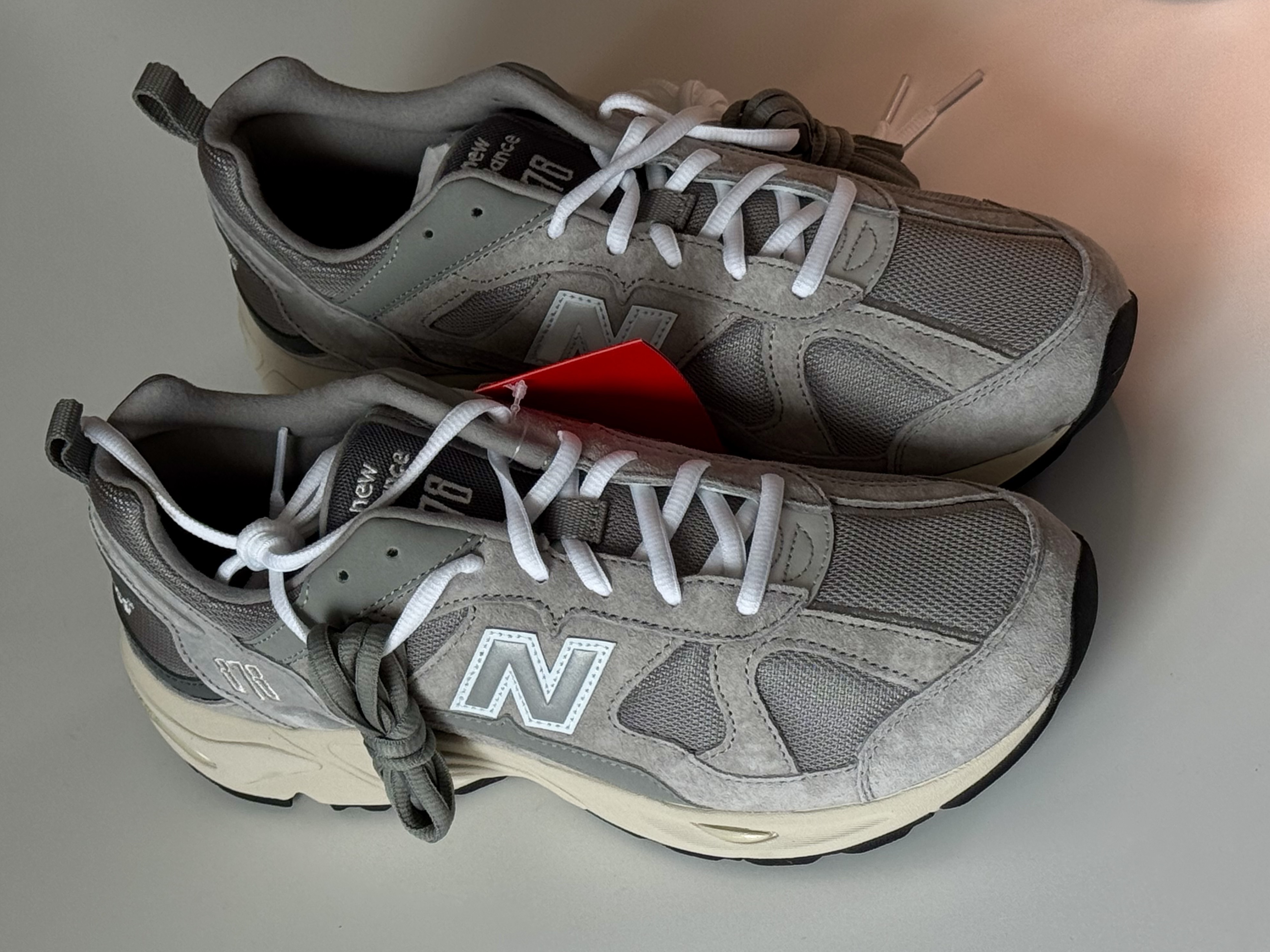 New Balance 878 Gray, New Balance 878 Triple Black 착용 스타일 - 1