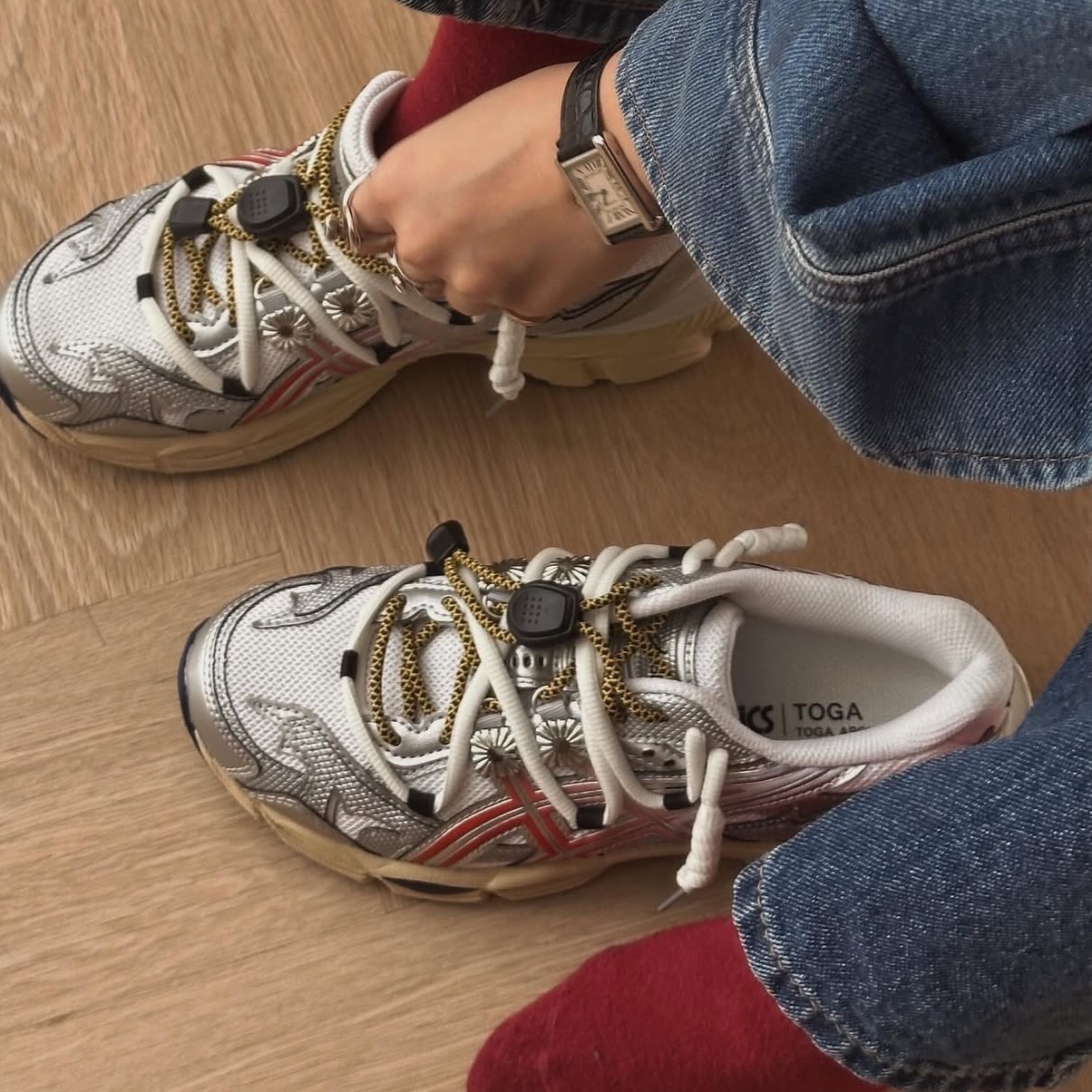 Asics x Toga Gel-Cumulus 16 TG White Red Pure Silver 착용 스타일