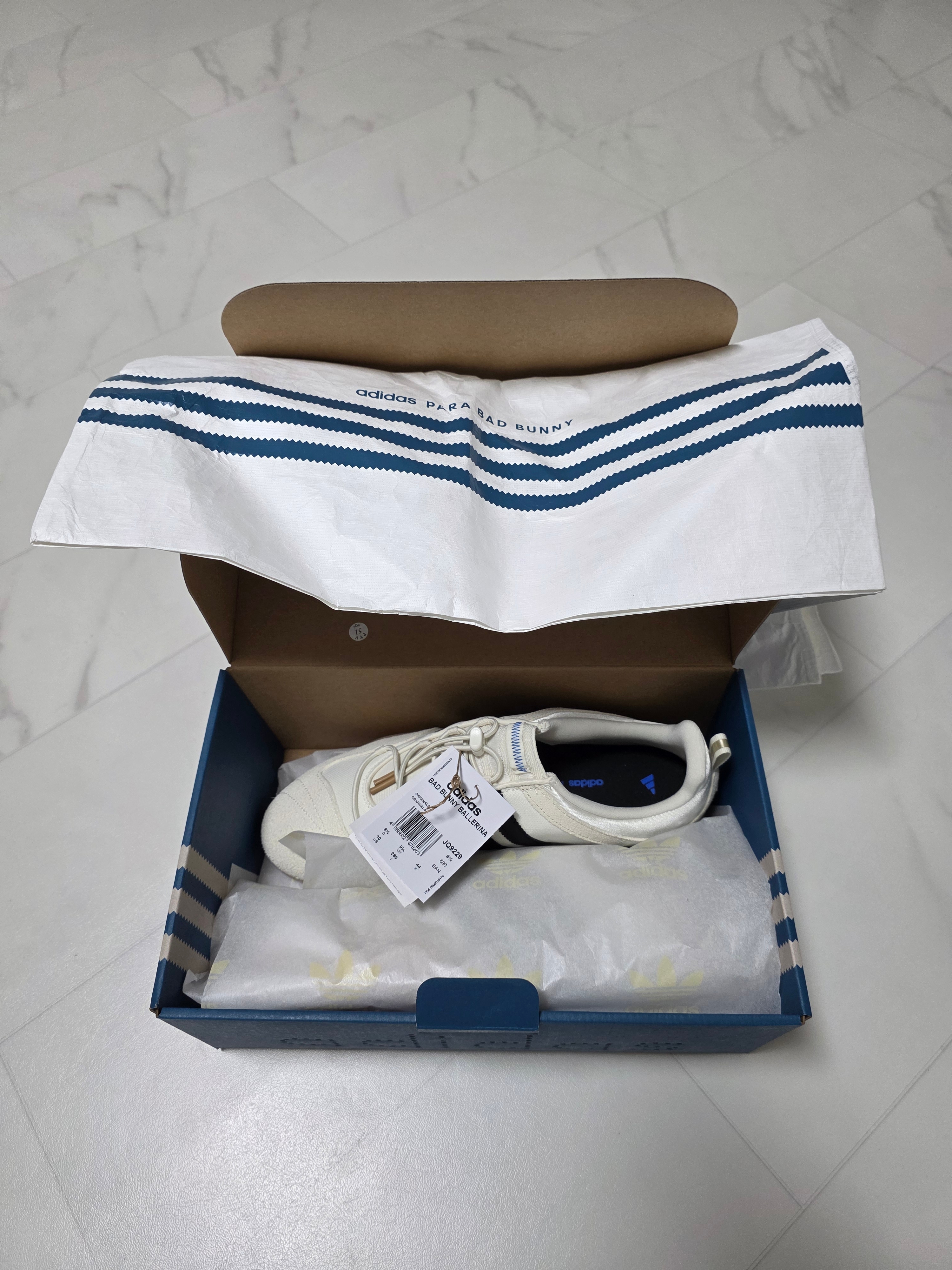 Adidas x Bad Bunny Ballerina Off White Core Black 착용 스타일 - 1