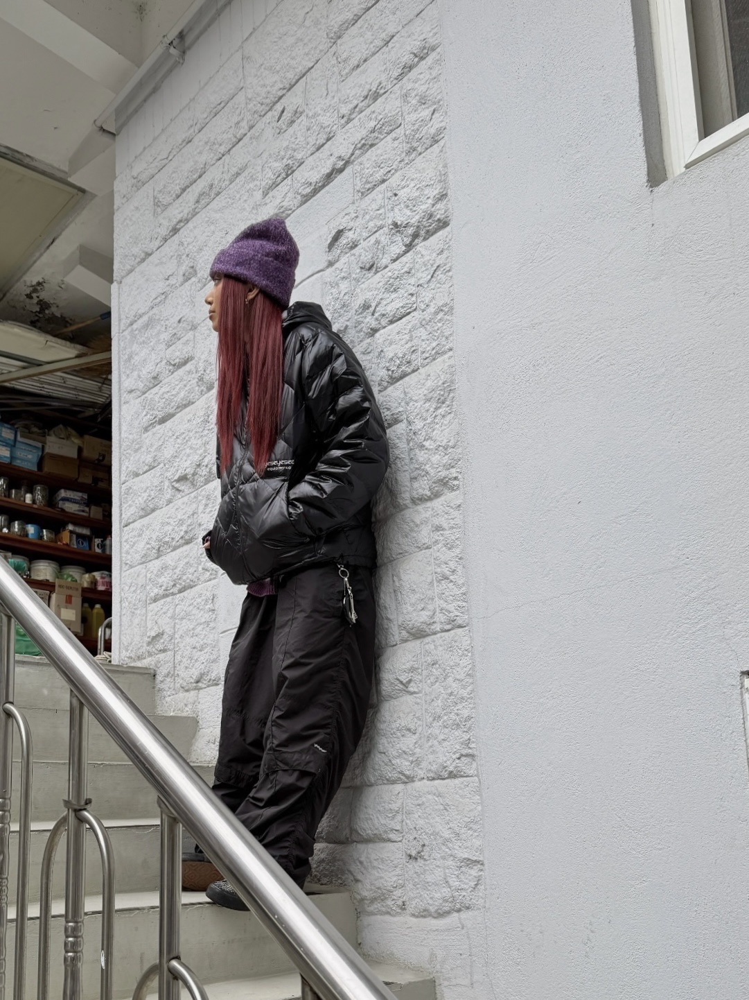 YESEYESEE Y.E.S. Boucle Beanie Purple, YESEYESEE 5B Fond Down Jacket Greige 착용 스타일 - 3