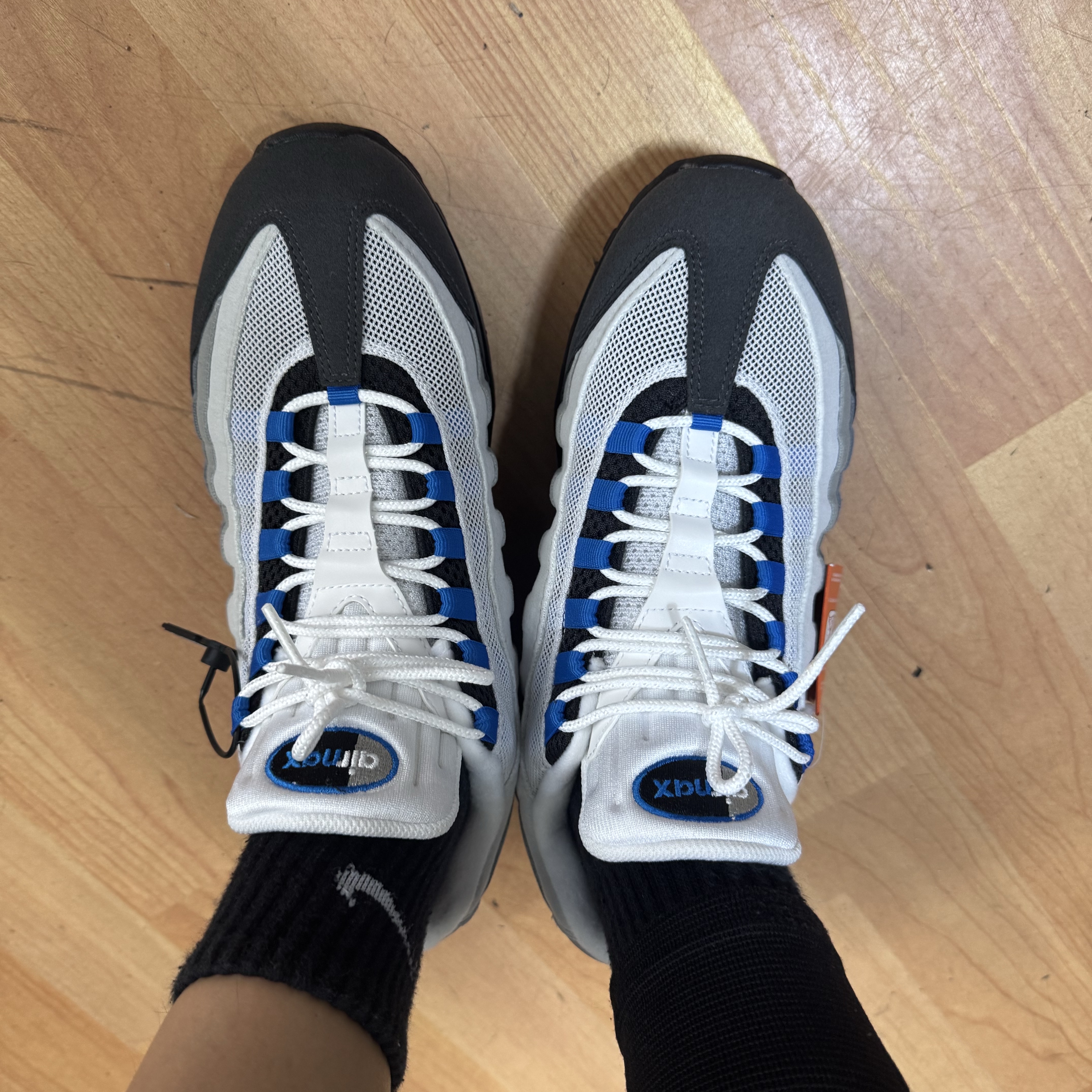 Nike Air Max 95 OG Cool Grey and Blue Spark 착용 스타일 - 1