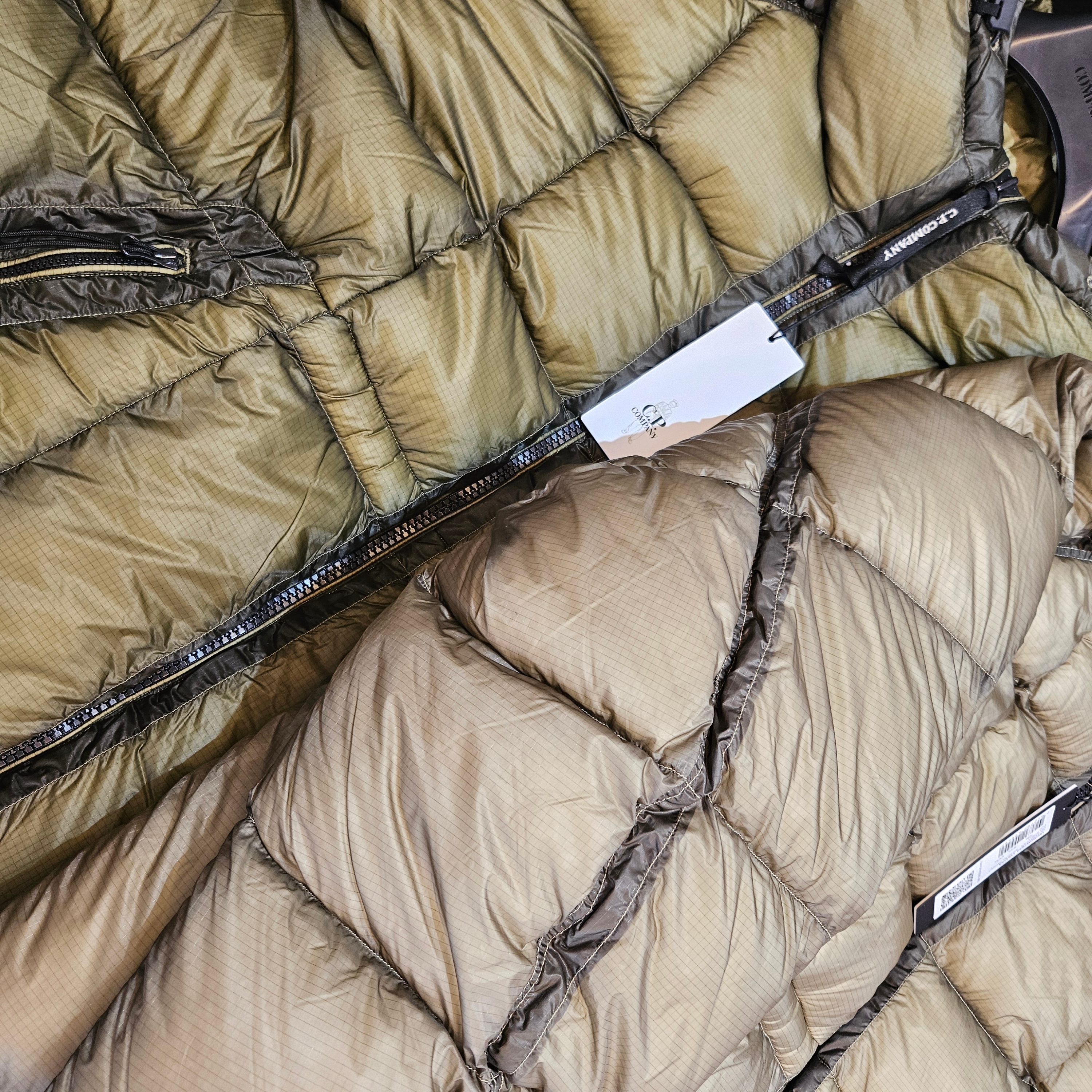 C.P. Company D.D. Shell Hooded Down Puffer Jacket Capers Green - 25FW, C.P. Company D.D. Shell Hooded Down Jacket Fungi Grey - 25FW 착용 스타일 - 4