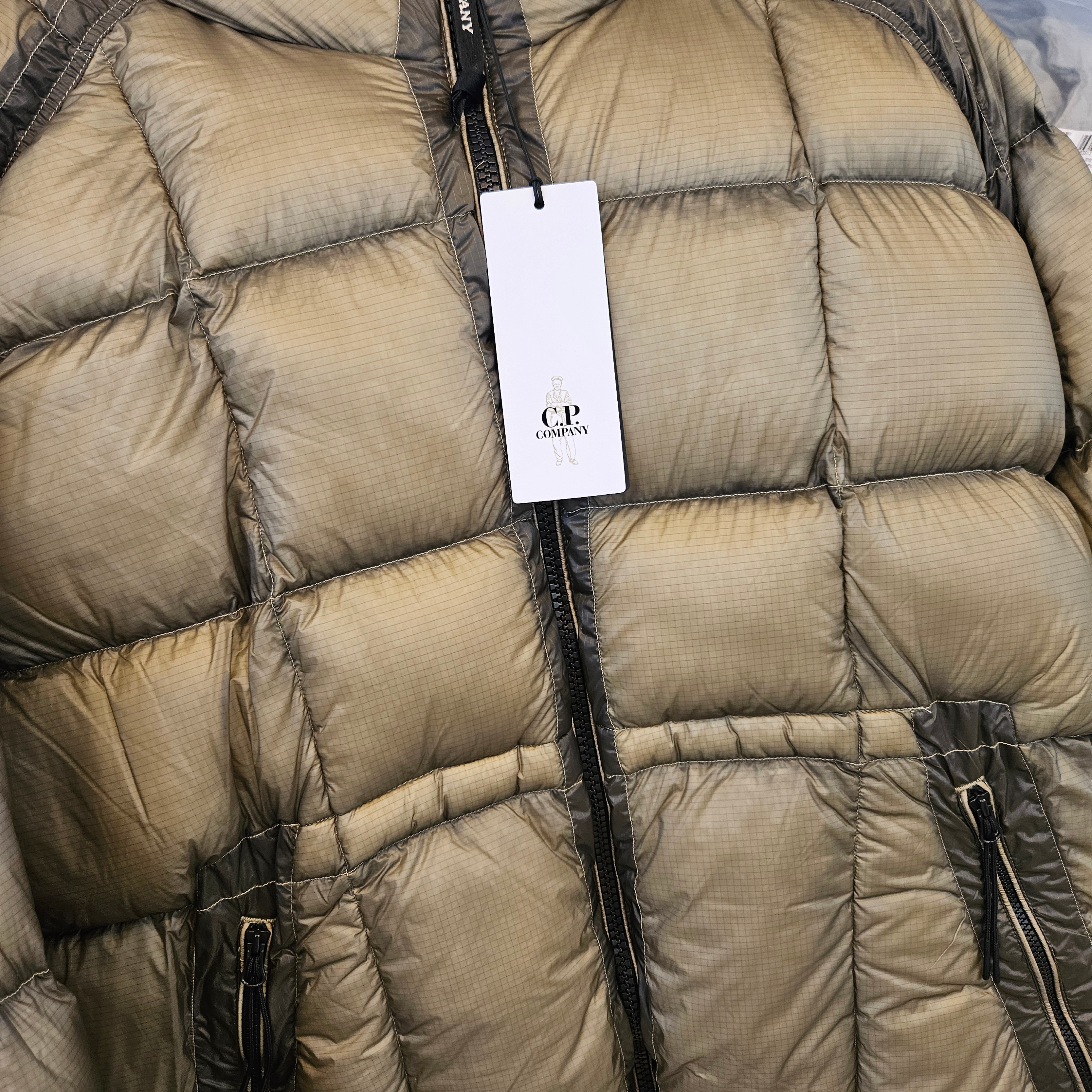 C.P. Company D.D. Shell Hooded Down Puffer Jacket Capers Green - 25FW, C.P. Company D.D. Shell Hooded Down Jacket Fungi Grey - 25FW 착용 스타일 - 3