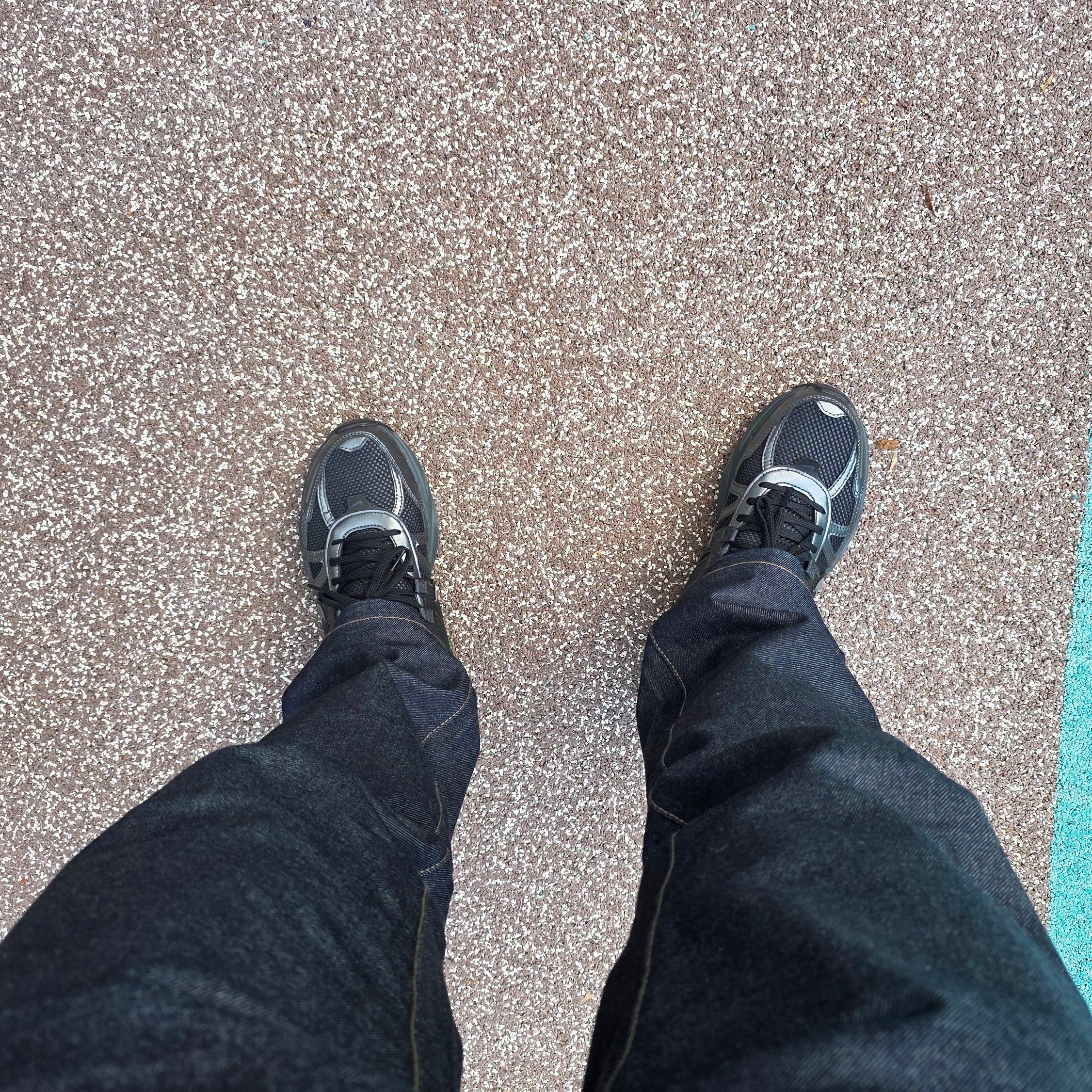 Nike V2K Run Black Anthracite 착용 스타일