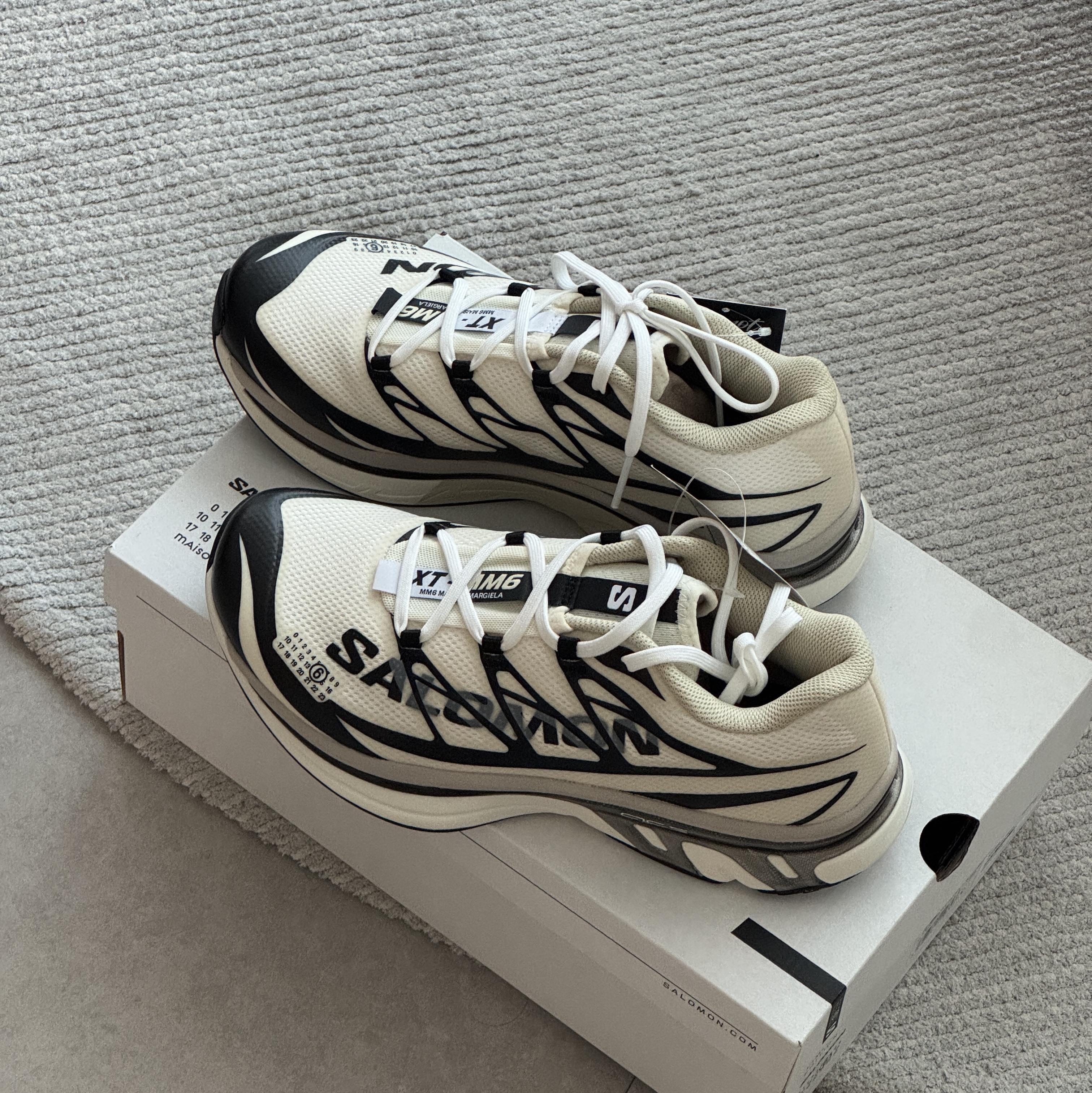 Salomon x MM6 Masion Margiela XT-MM6 Vanilla Ice Black 착용 스타일 - 5
