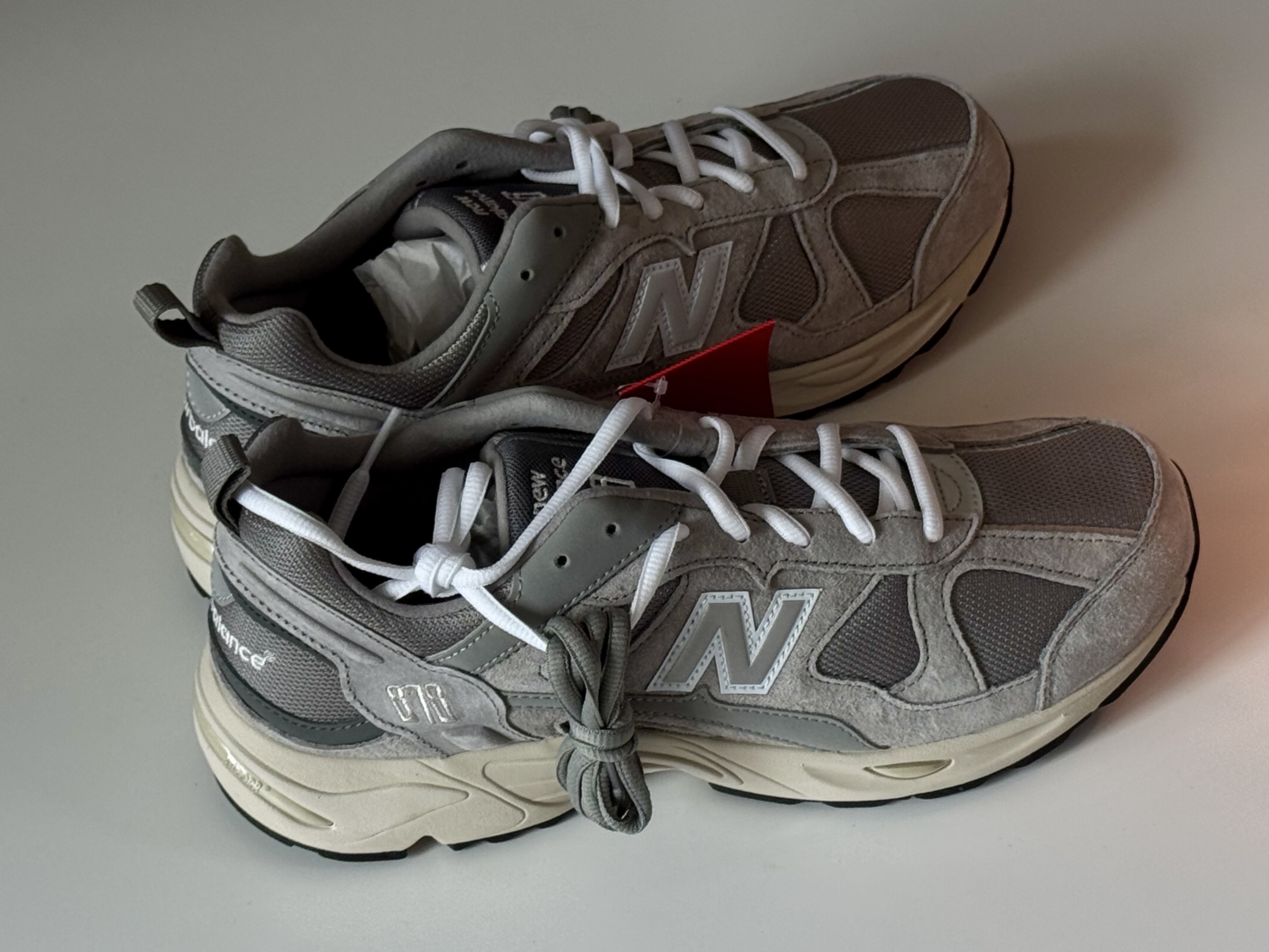 New Balance 878 Gray, New Balance 878 Triple Black 착용 스타일 - 2