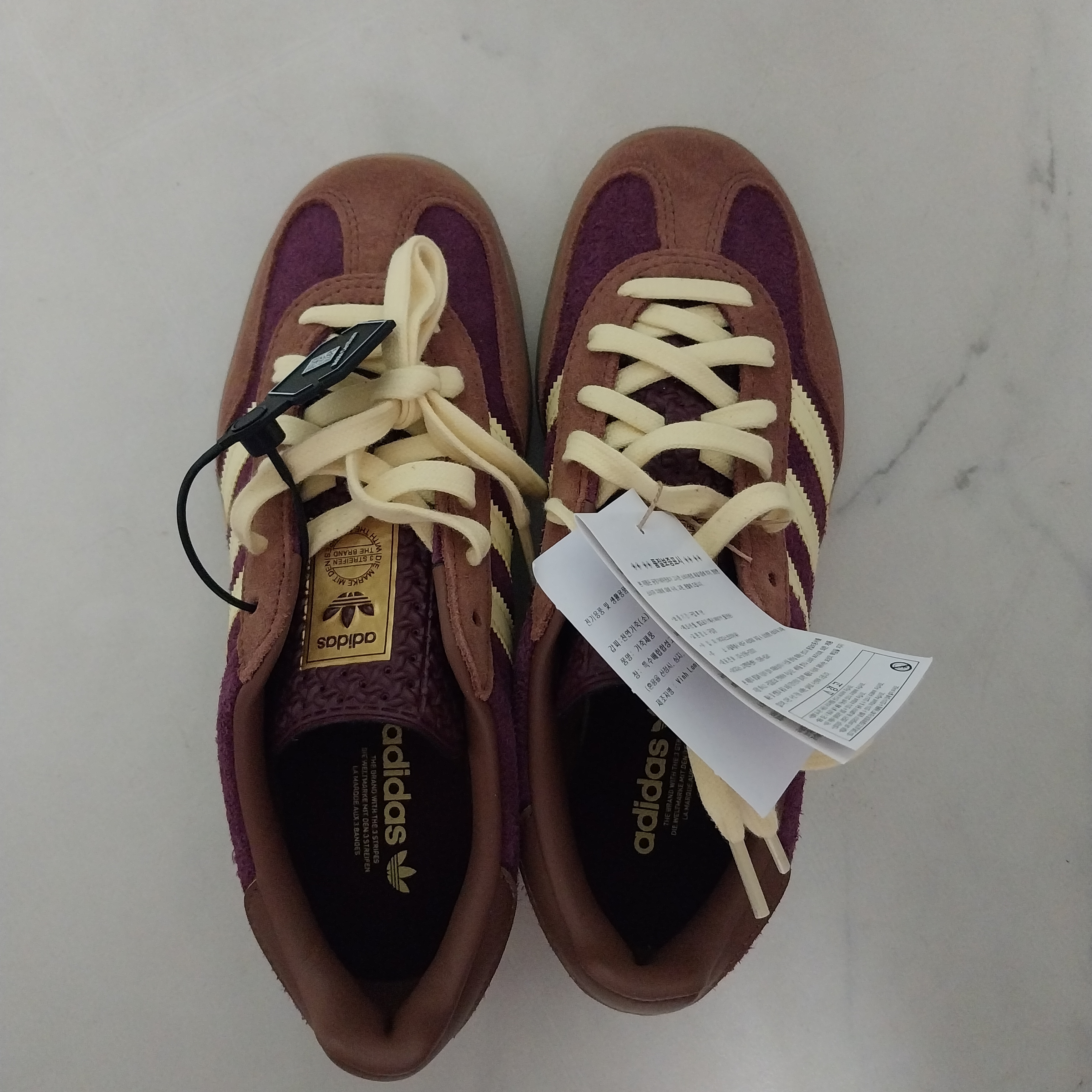 Adidas Gazelle Indoor Maroon Almost Yellow 착용 스타일