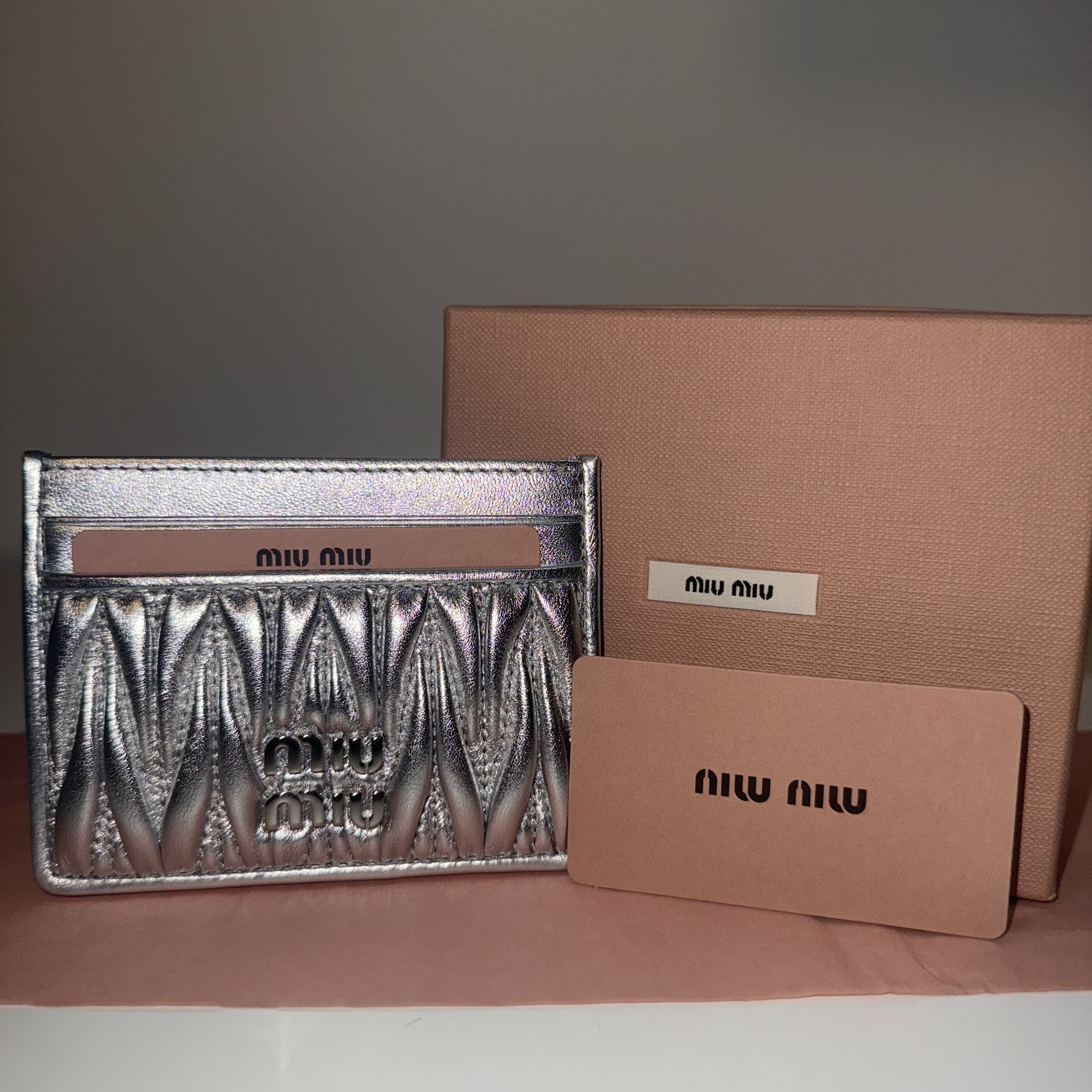 Miu Miu Matelasse Nappa Leather Card Holder Silver 착용 스타일