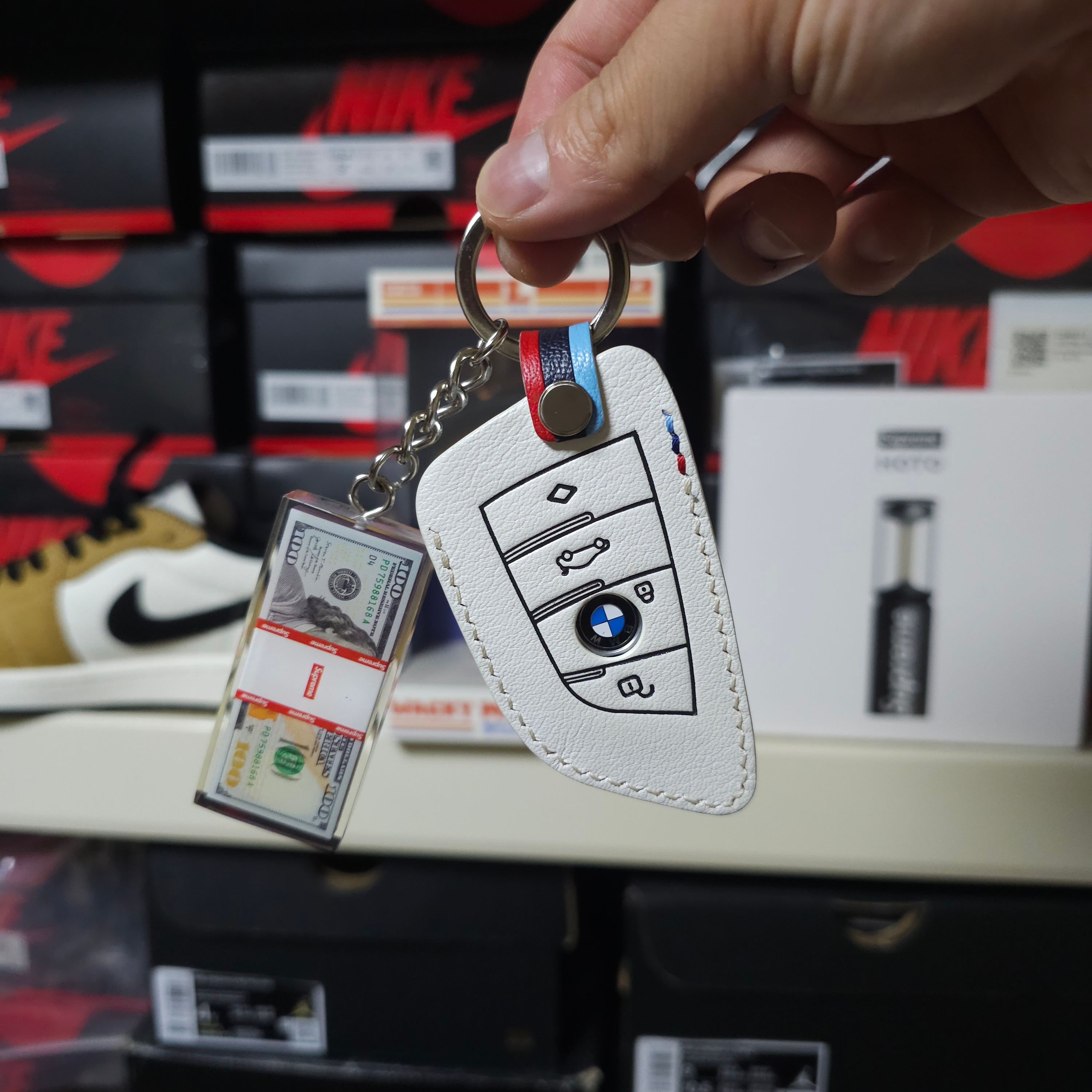 Supreme Cash Paperweight Keychain Multicolor - 24FW 착용 스타일
