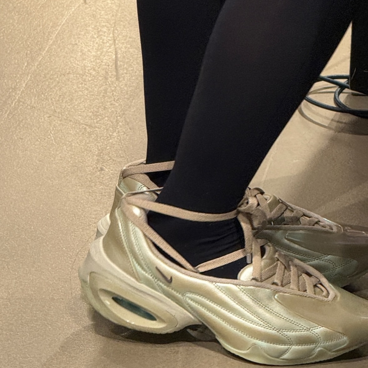 (W) Nike x Knwls Air Max Muse Beige Chalk, (W) Nike x Knwls Air Max Muse Noir 착용 스타일 - 1