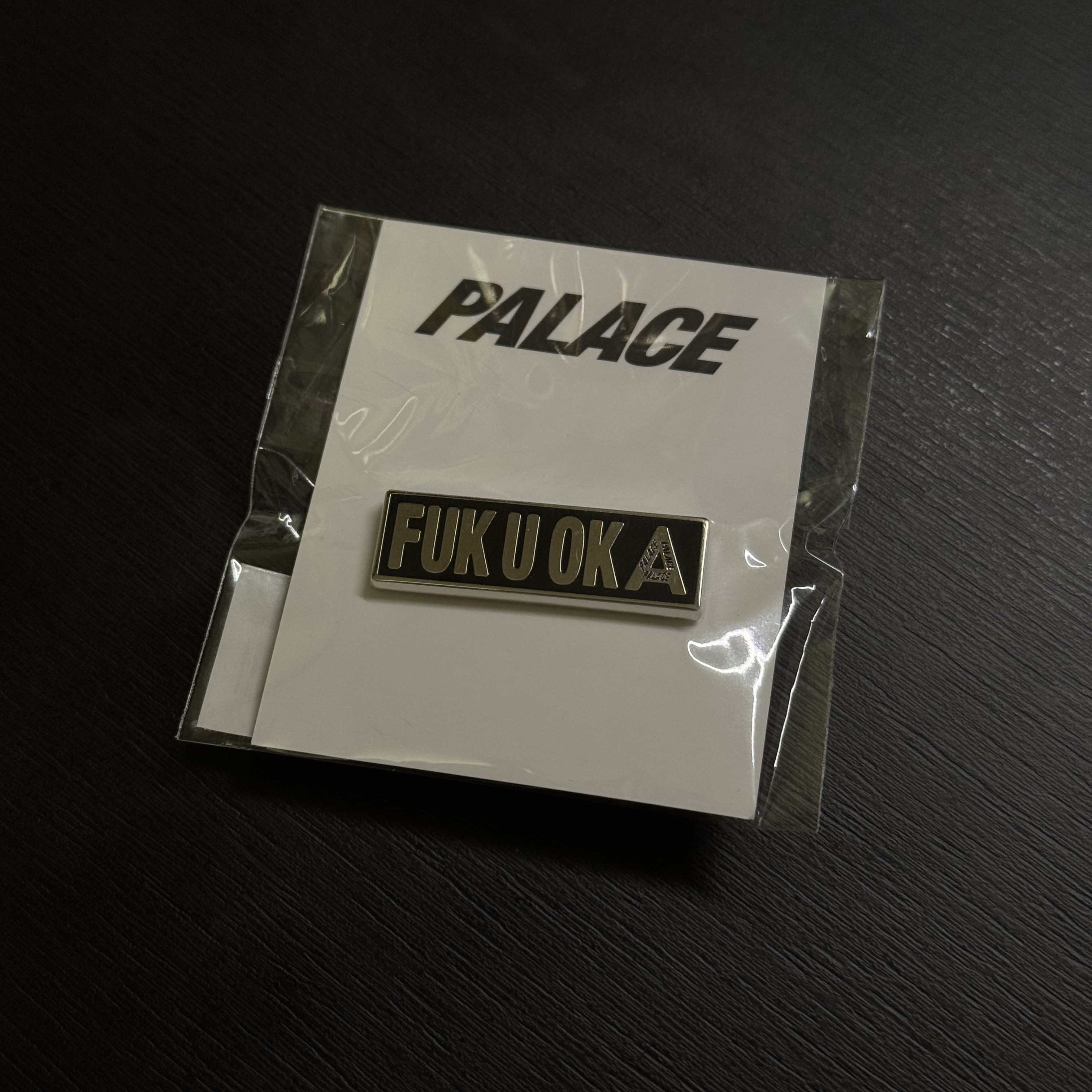 Palace Fukuoka Pin Badge Black - 25FW 착용 스타일 - 1