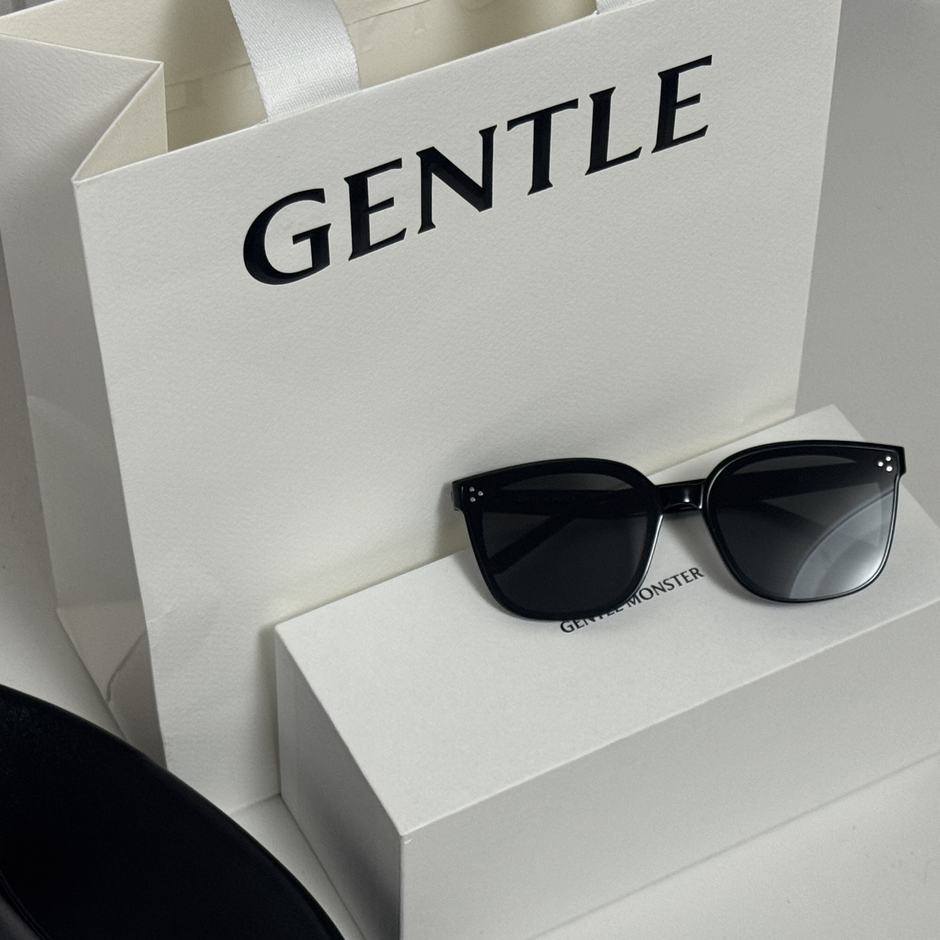 Gentle Monster Matiny 01 Black Black 착용 스타일