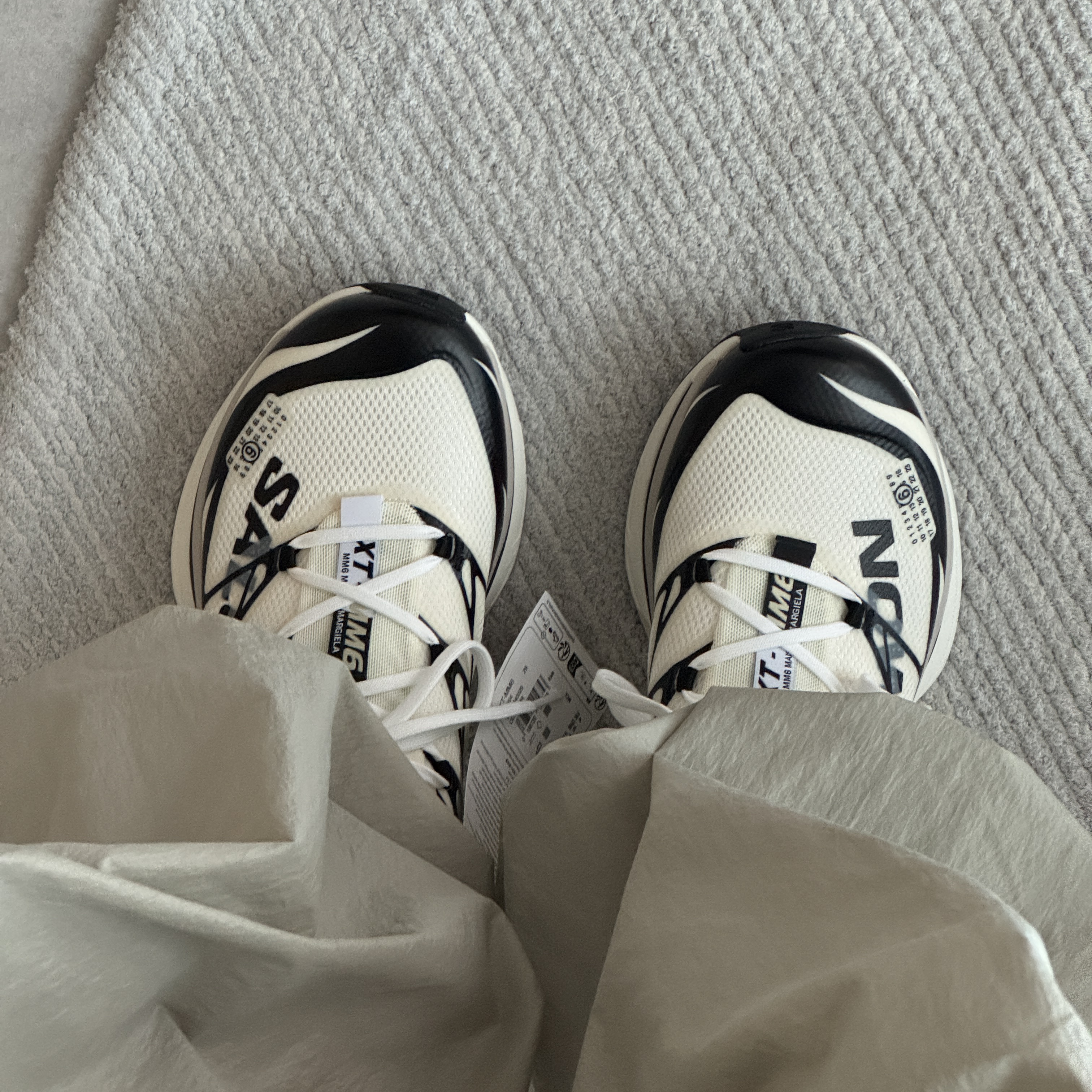 Salomon x MM6 Masion Margiela XT-MM6 Vanilla Ice Black 착용 스타일 - 1