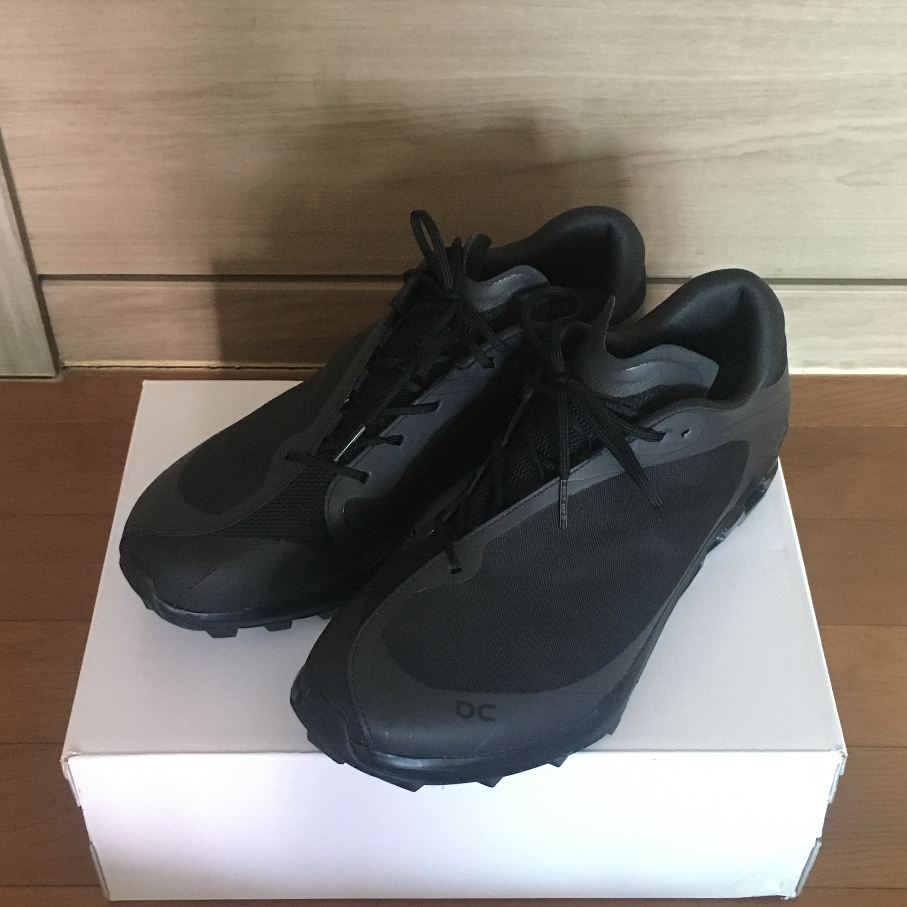 On Running x Post Archive Faction (Paf) Cloudventure Peak All Black 착용 스타일 - 2