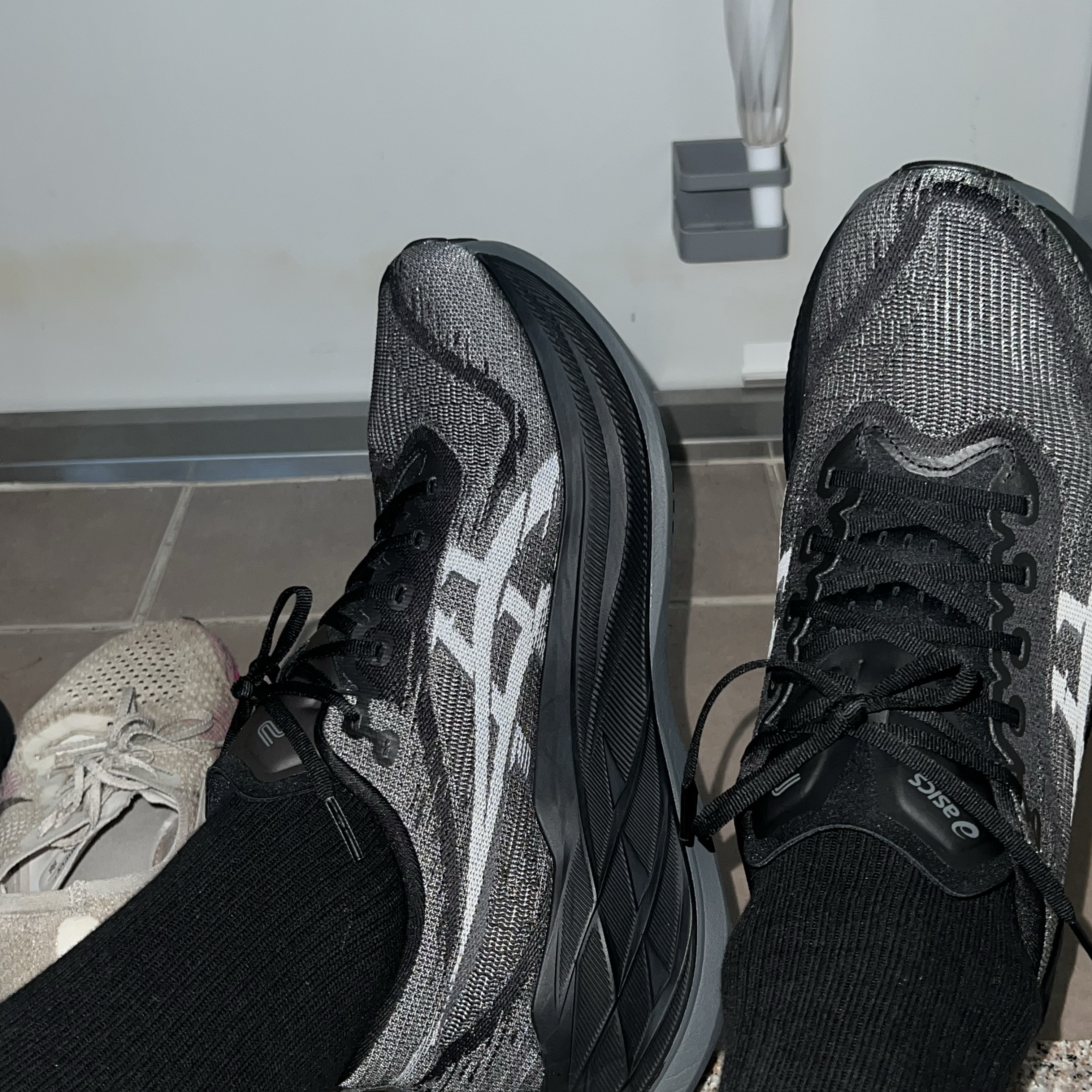 Asics Superblast 2 Black White 착용 스타일 - 2