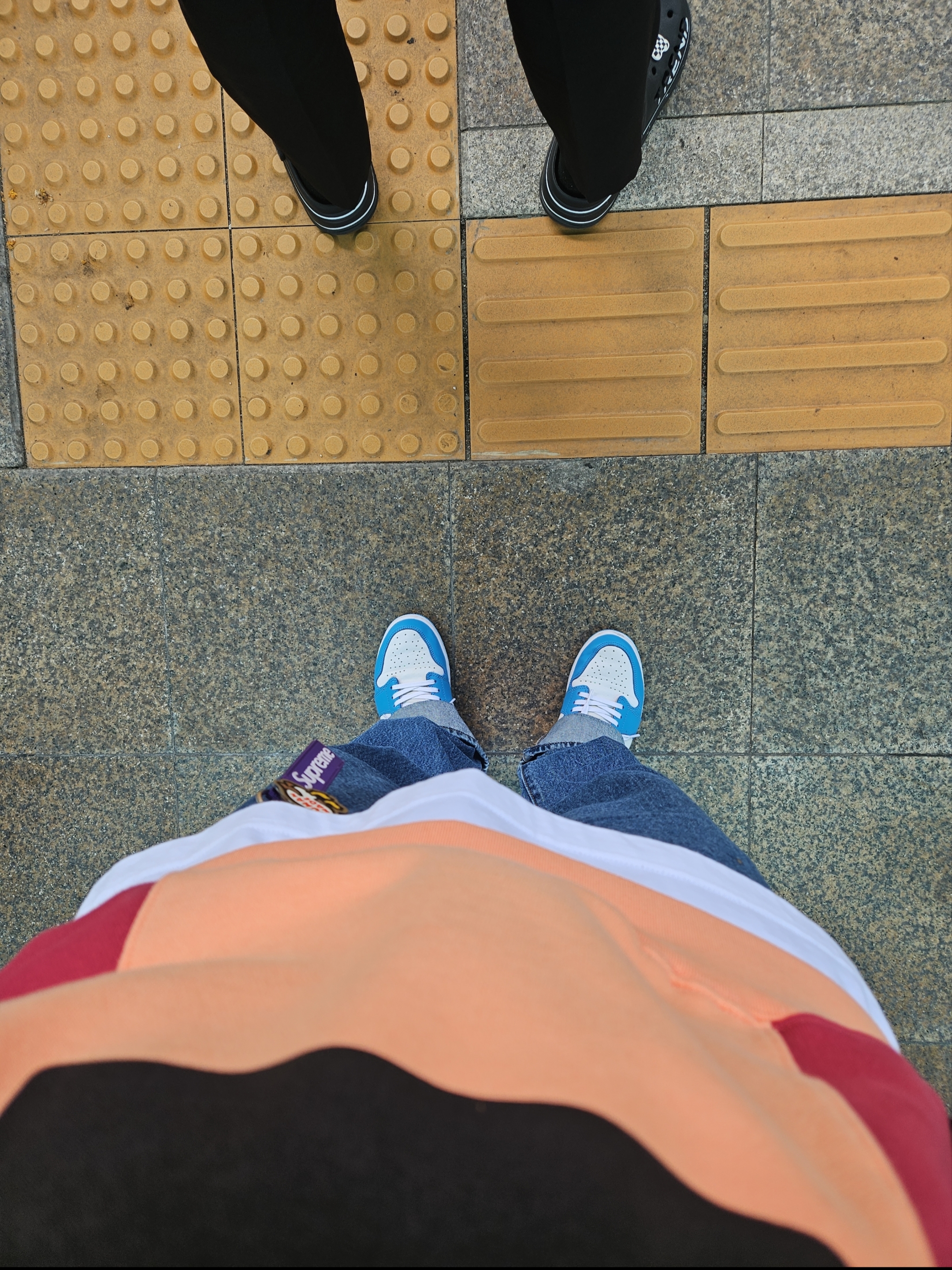 Jordan 1 Low SB UNC, Levi's 501 Original Fit Jeans Medium Indigo 착용 스타일