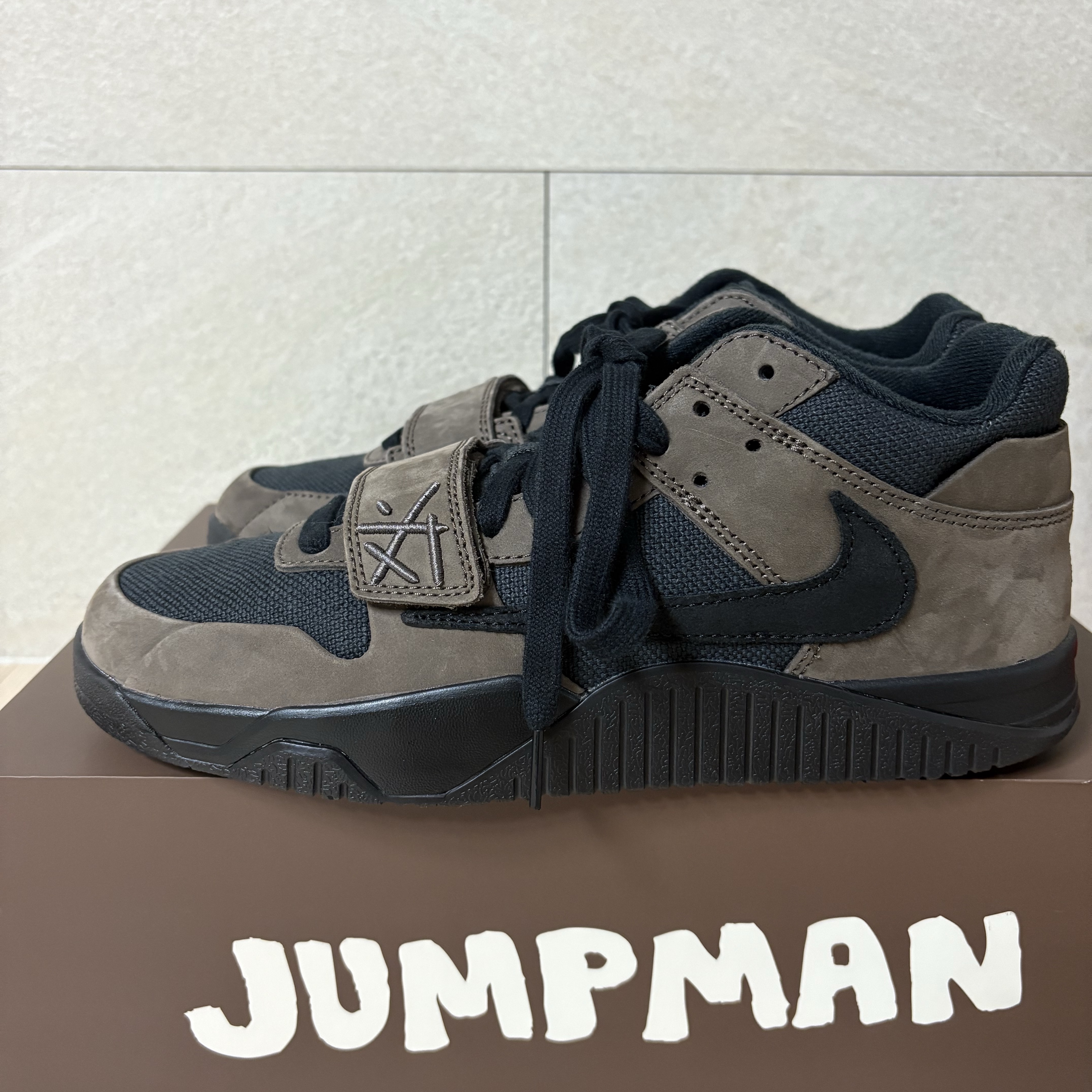 Jordan x Travis Scott Jumpman Jack TR Black and Dark Mocha 착용 스타일 - 5