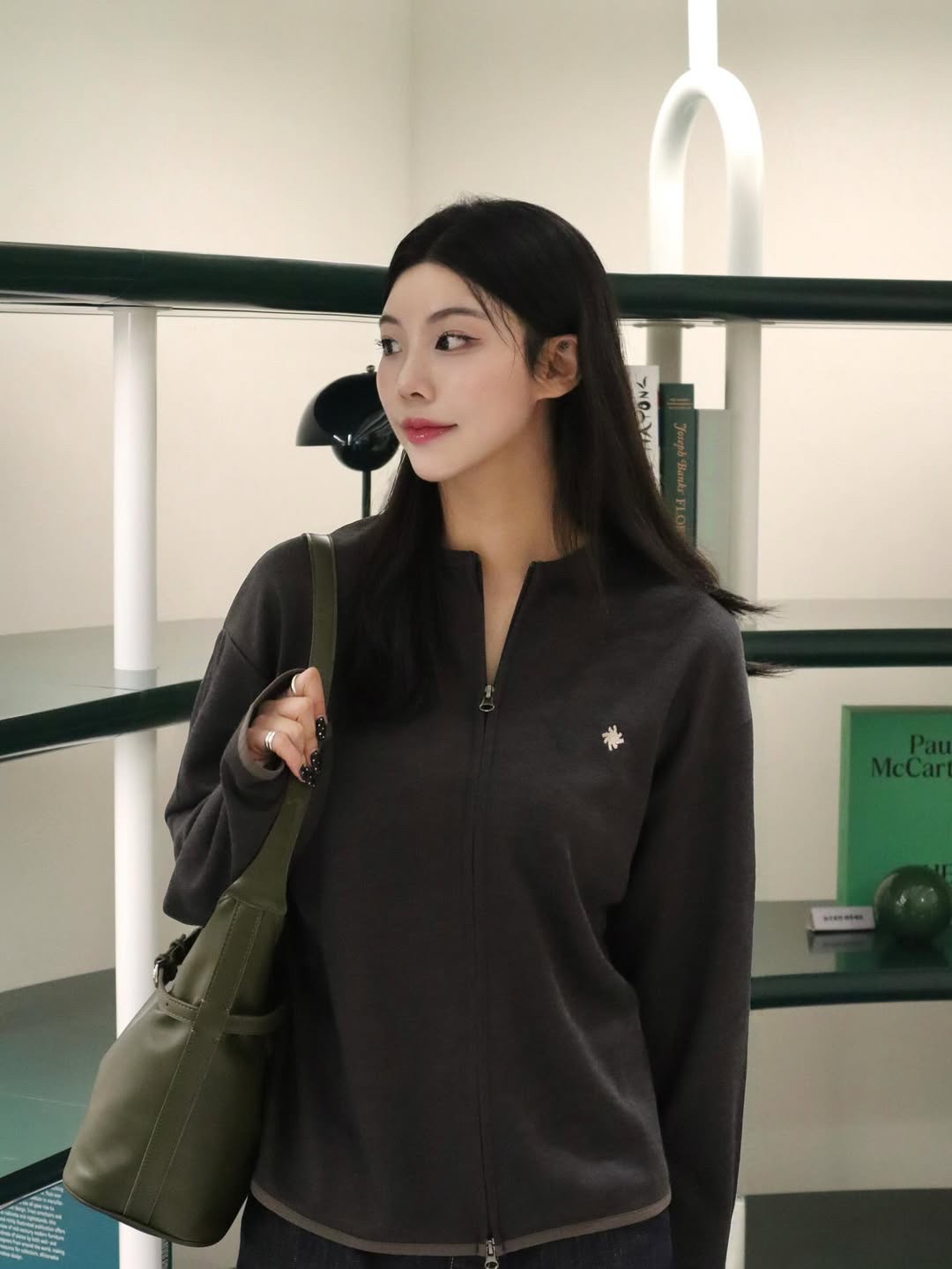 SLOW RECORD HOUSE Round Zip-Up Cardigan Khaki 착용 스타일 - 1