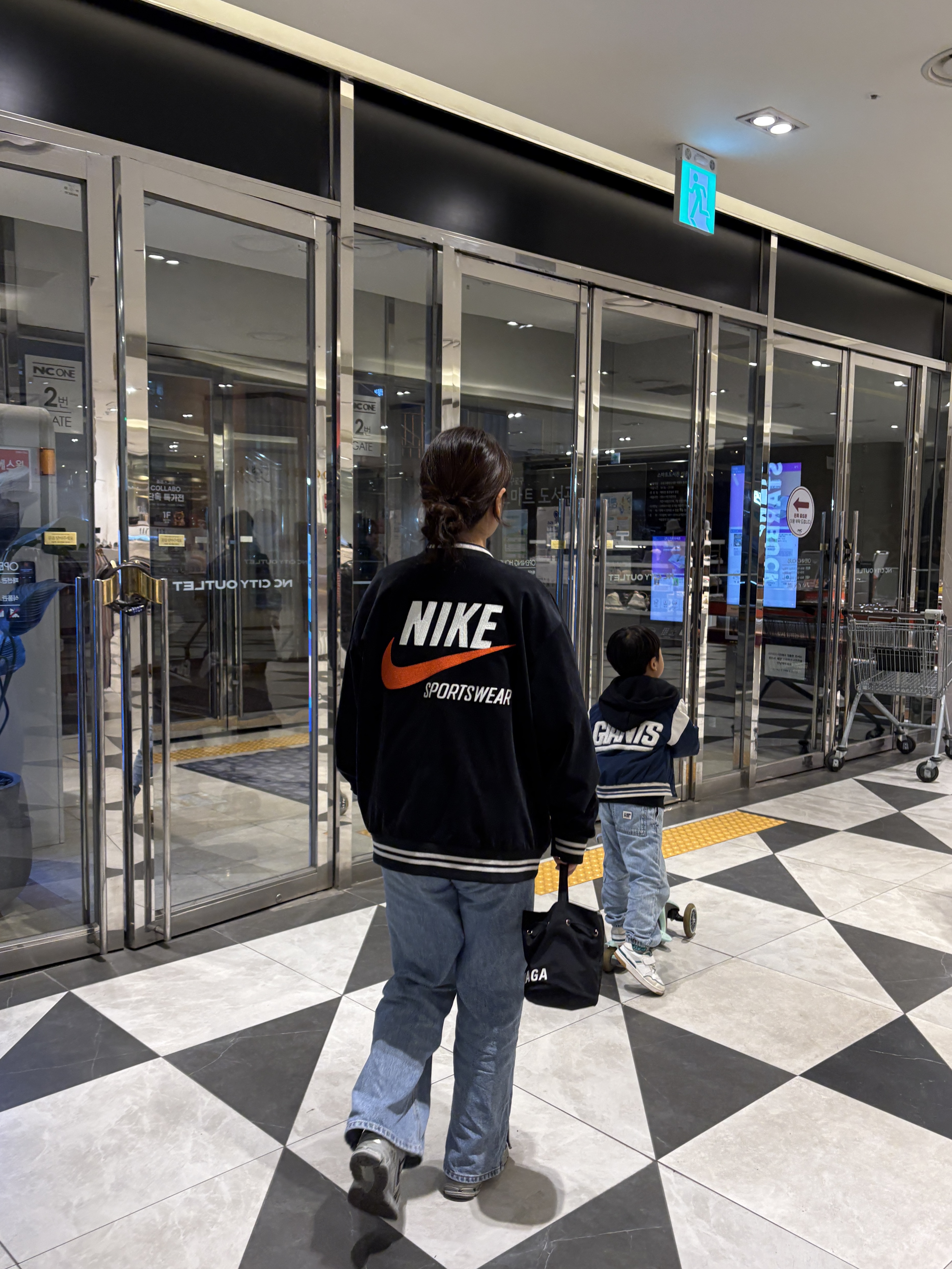 Nike NSW Trend Bomber Jacket Black - US/EU, New Balance 1906R Harbor Grey Silver Metalic 착용 스타일 - 2