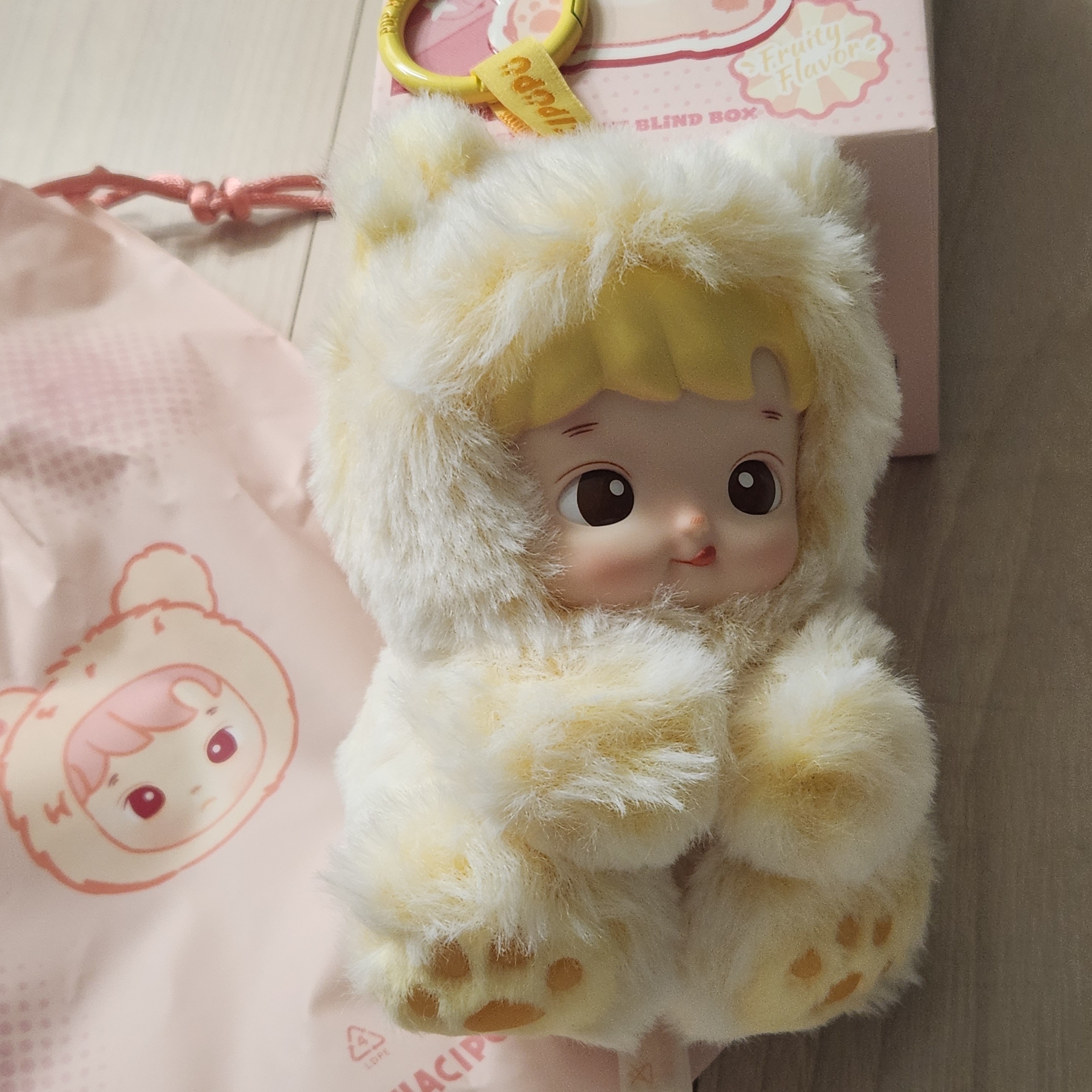 Pop Mart Hacipupu Gummy Bear Series Vinyl Plush Pendant Pineapple Flavor (Opened Case) 착용 스타일