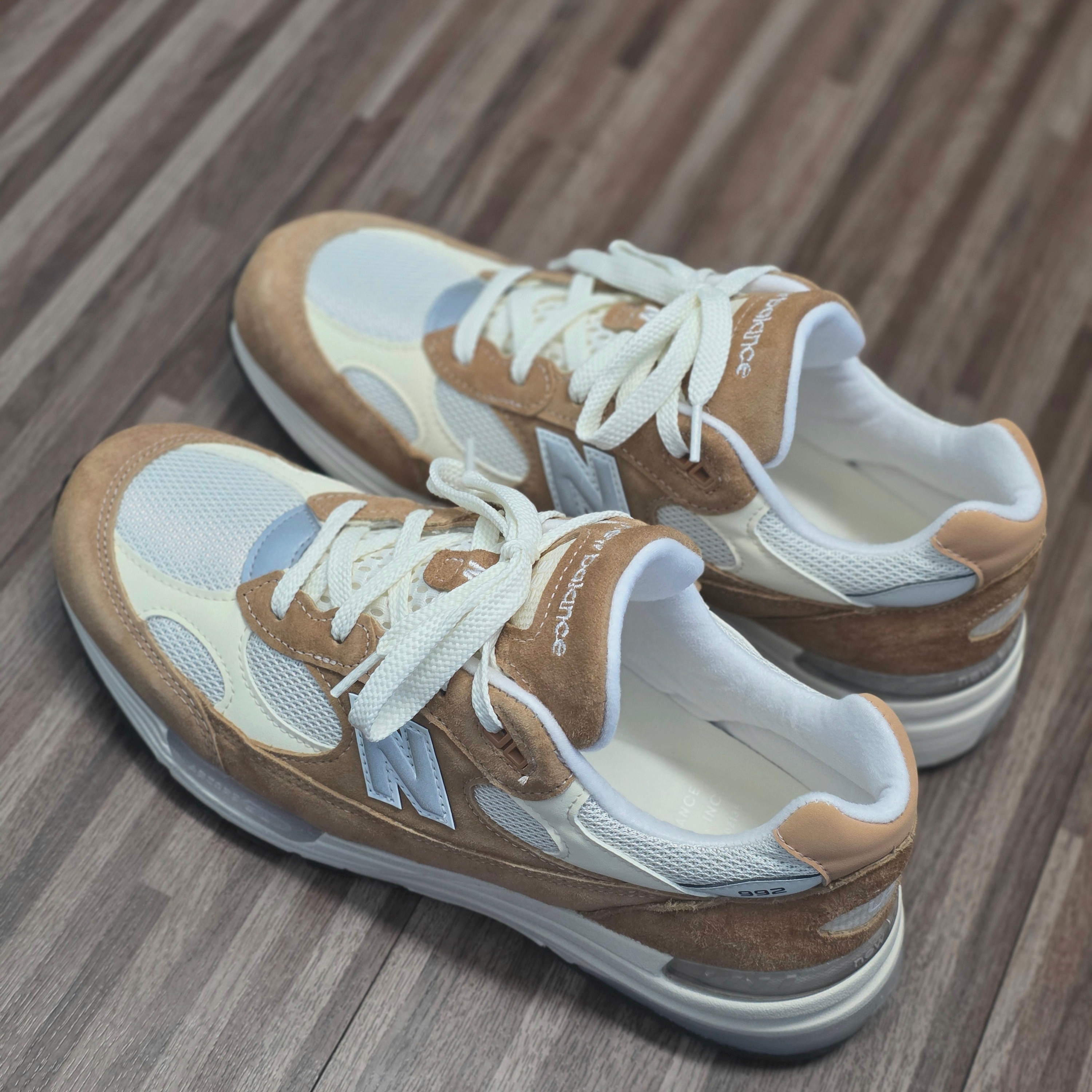 New Balance 992 Made in USA Sweet Caramel Calcium 착용 스타일 - 2