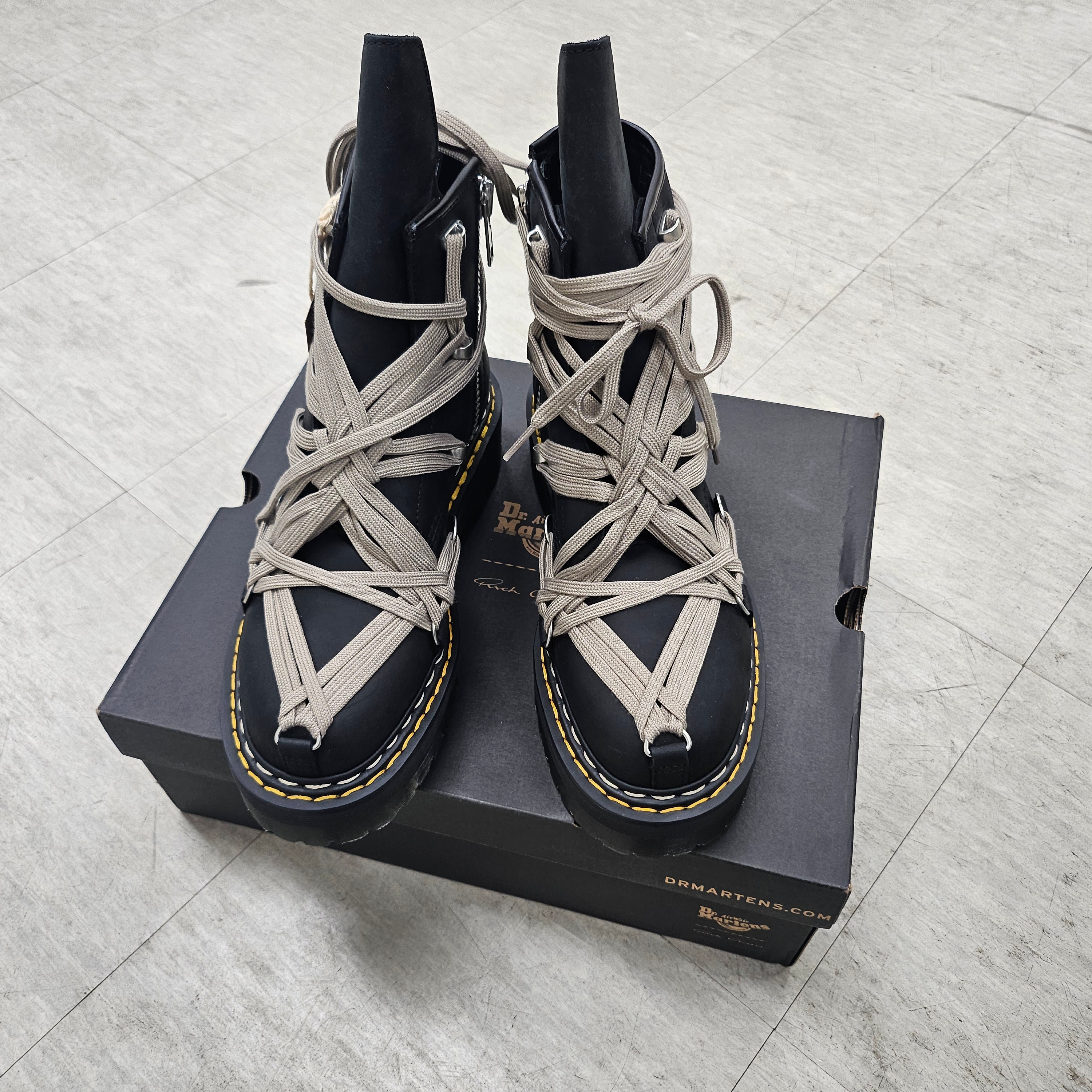 Dr. Martens x Rick Owens 1460 Quad Sole Mega Lace Boots Black 착용 스타일 - 1