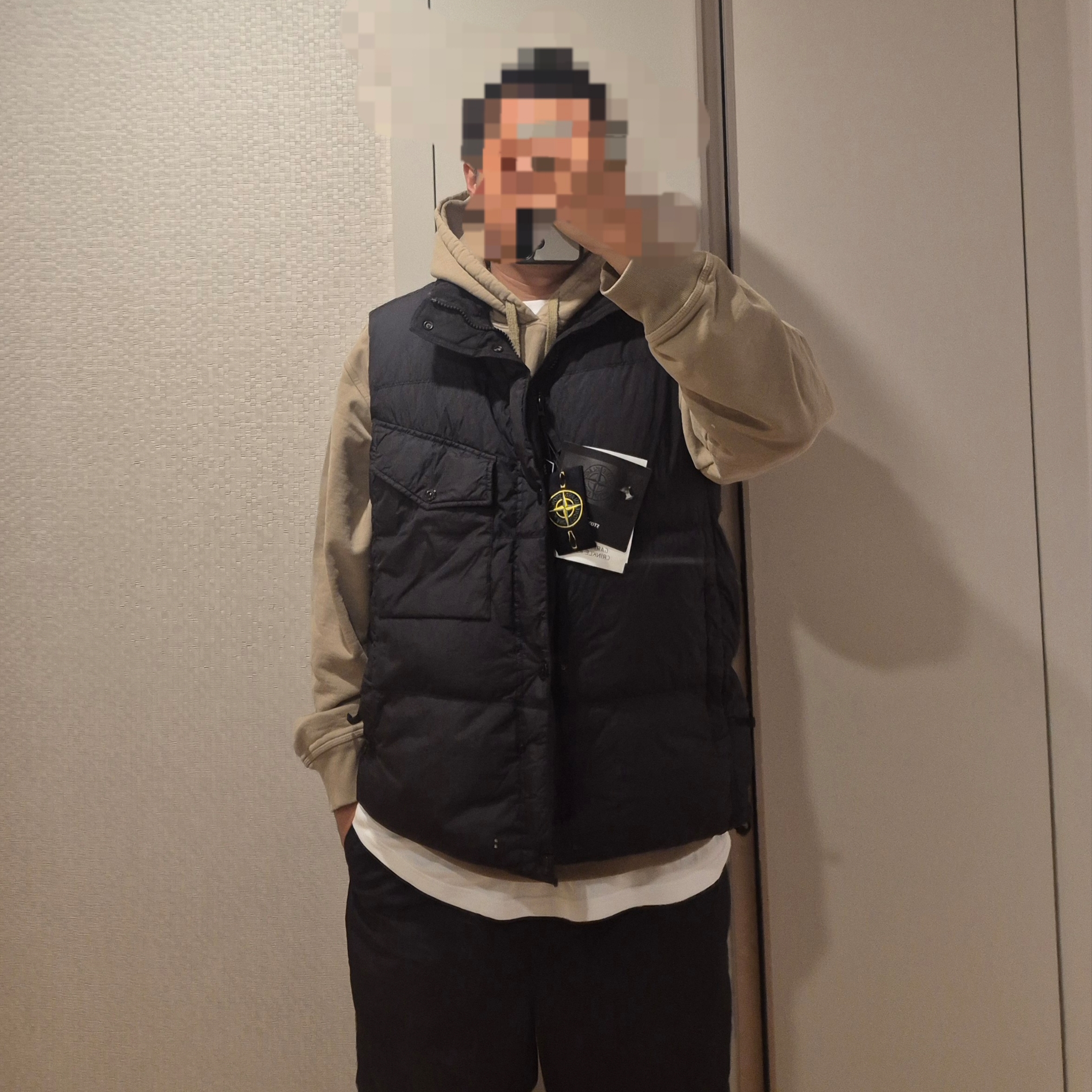 Stone Island G100003 Crinkle Reps NY Recycled Nylon Down Vest with Wind Resistance and Zip Pockets Black - 25FW 착용 스타일