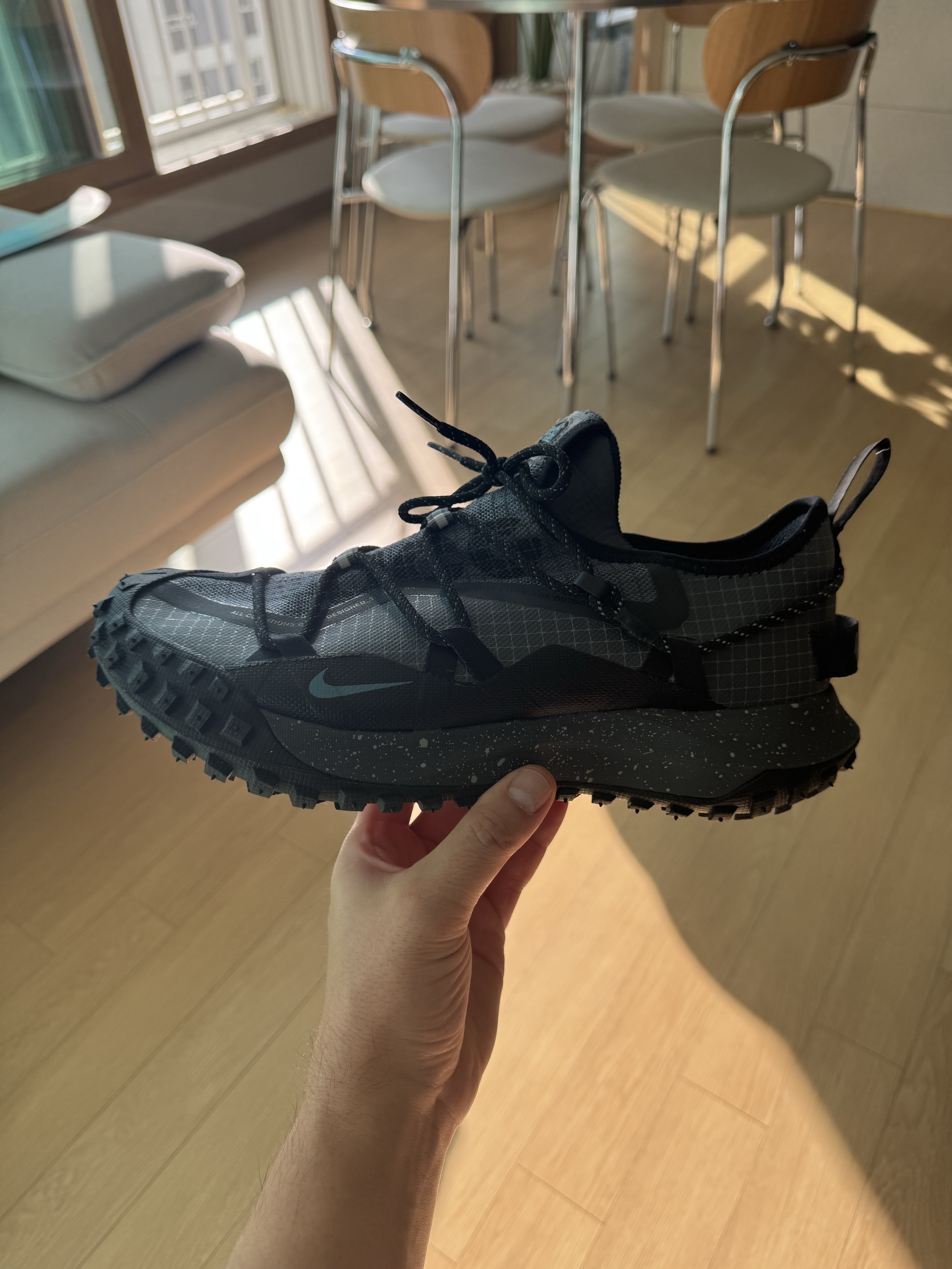 Nike ACG Mountain Fly Low Gore-Tex Dark Grey Black, Nike x Drake Nocta Socks White (3 Pack) 착용 스타일 - 4