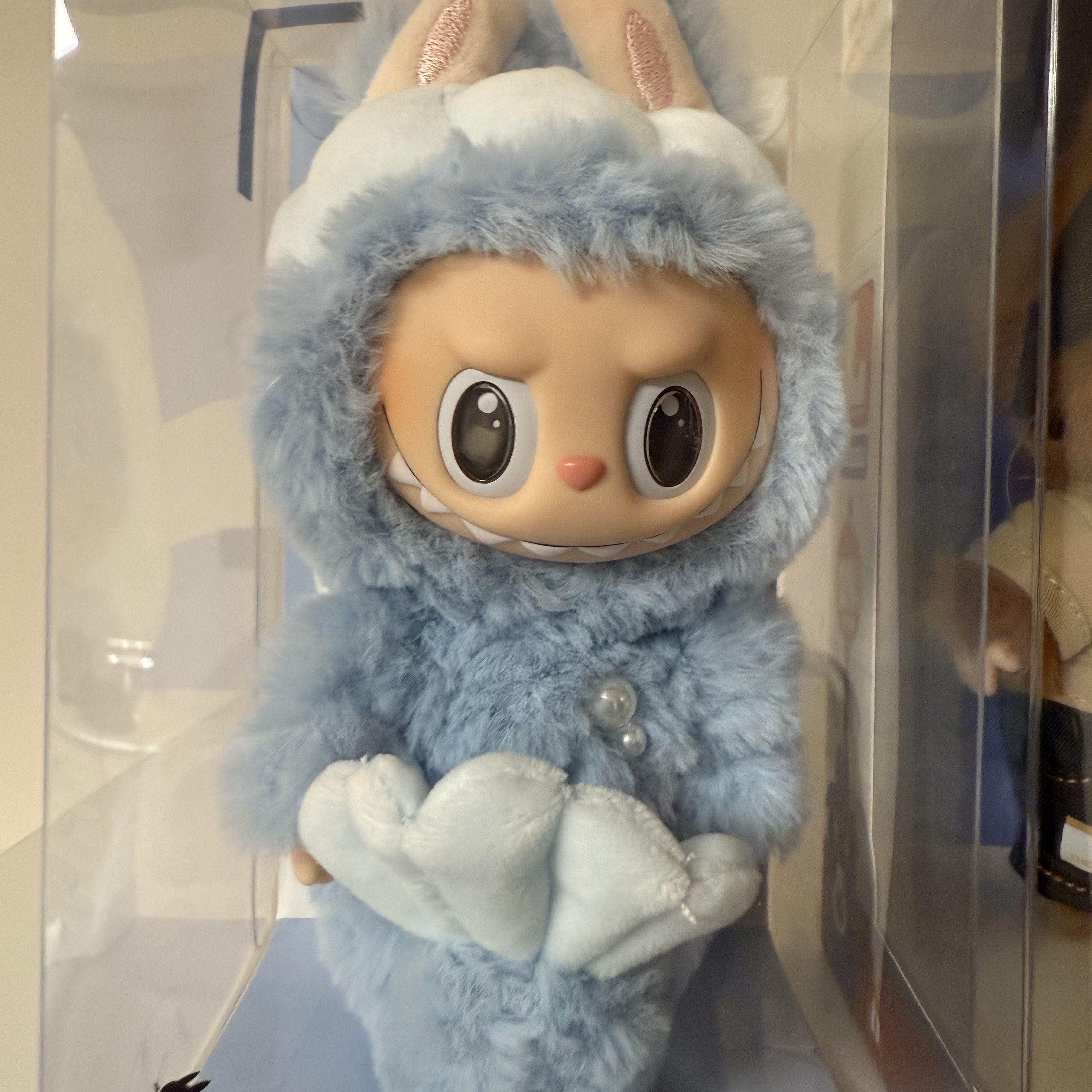 Pop Mart Labubu Hide and Seek In Singapore Series Vinyl Plush Pendant 착용 스타일