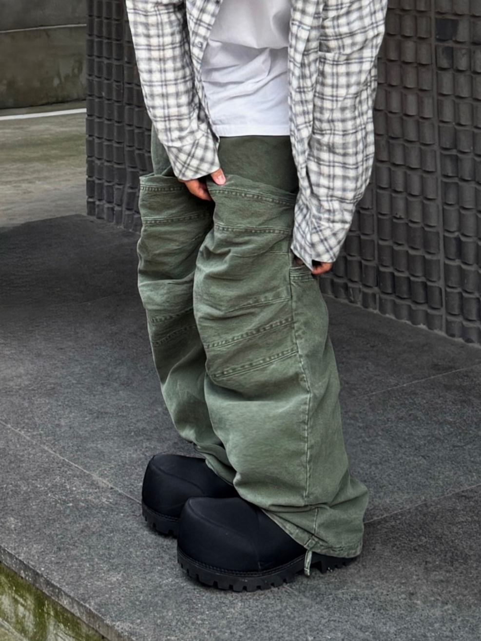 ROARINGRAD Washed Flip Knee Pants Khaki 착용 스타일