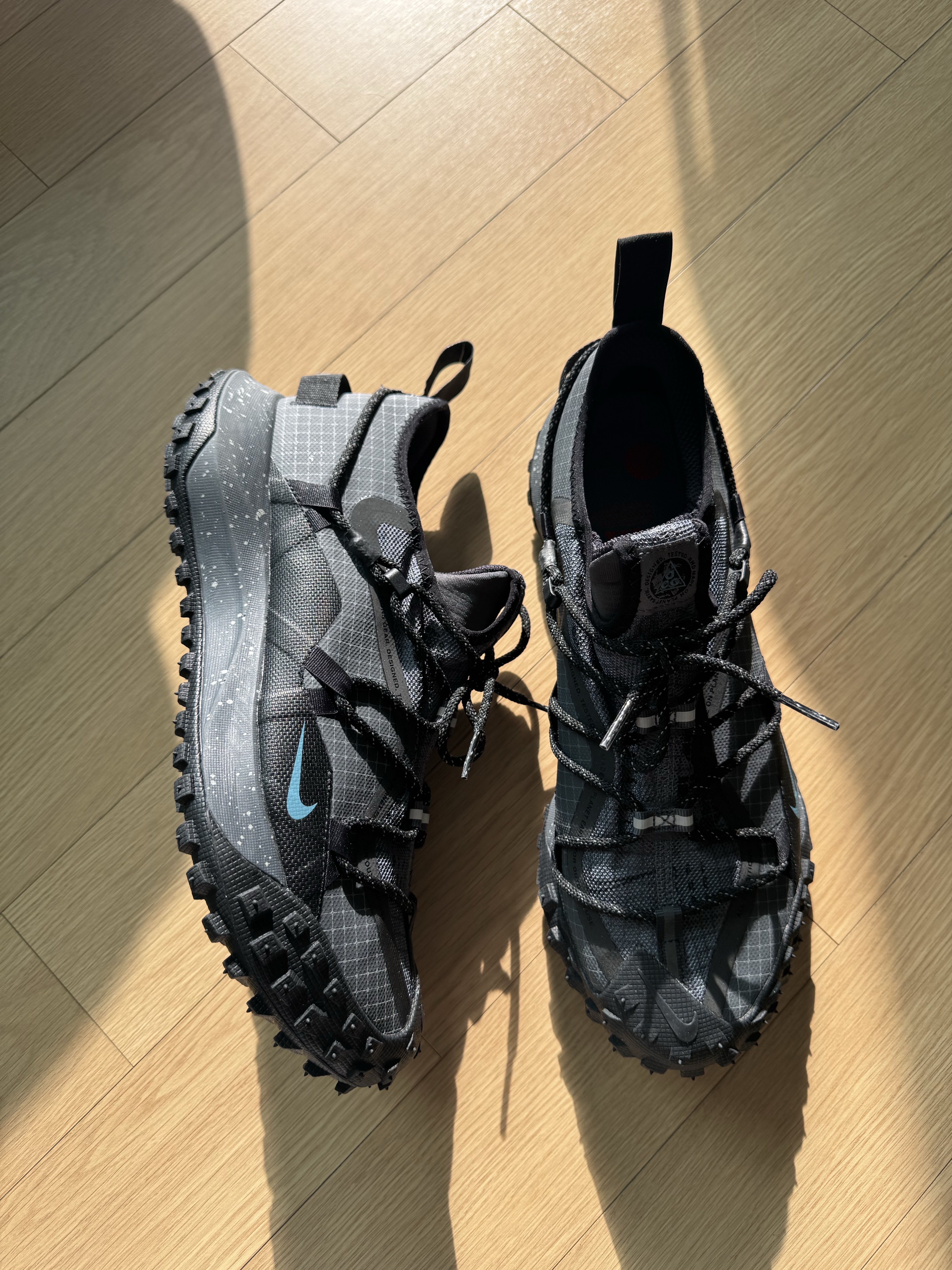Nike ACG Mountain Fly Low Gore-Tex Dark Grey Black, Nike x Drake Nocta Socks White (3 Pack) 착용 스타일 - 2