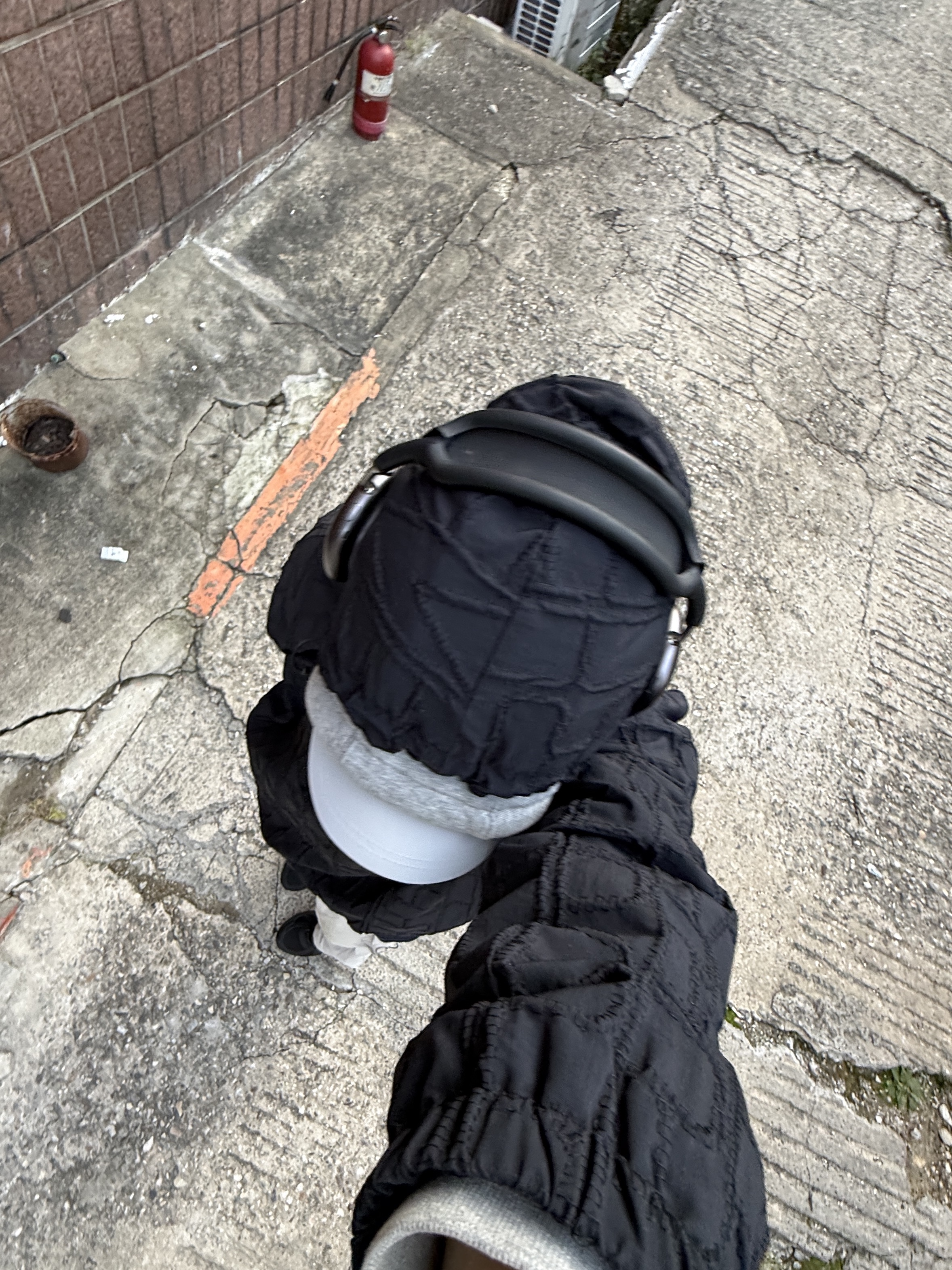 Supreme Repeat Stitch Anorak Black - 23SS, Asics Jog 100 T Black - 4E Extra Wide 착용 스타일 - 1