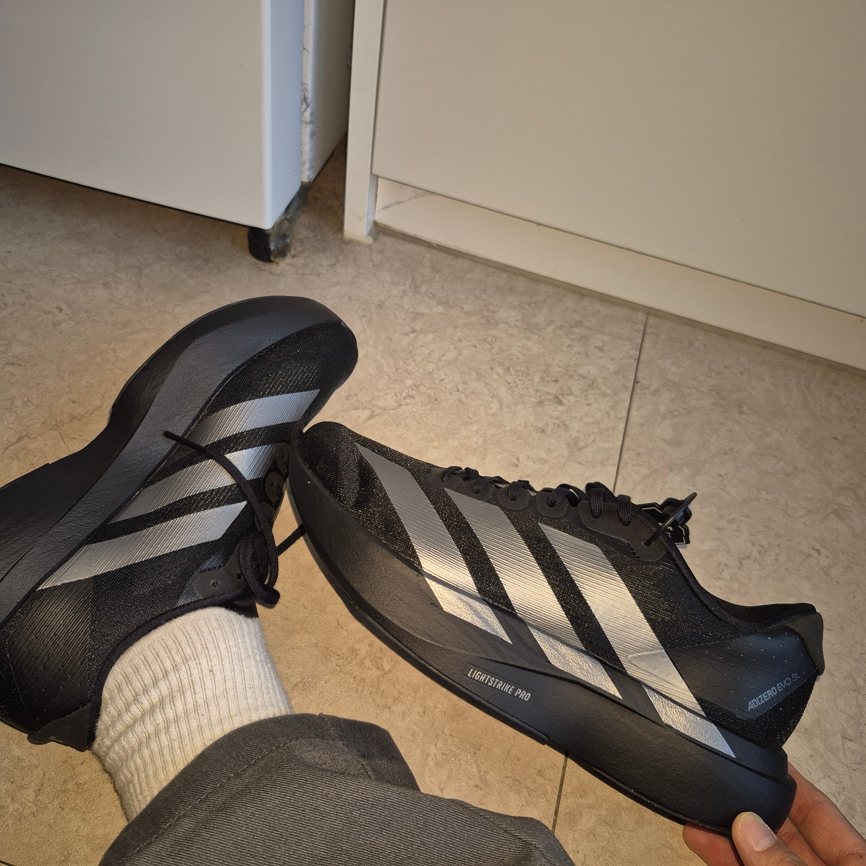 Adidas Adizero EVO SL Core Black Iron Metallic 착용 스타일