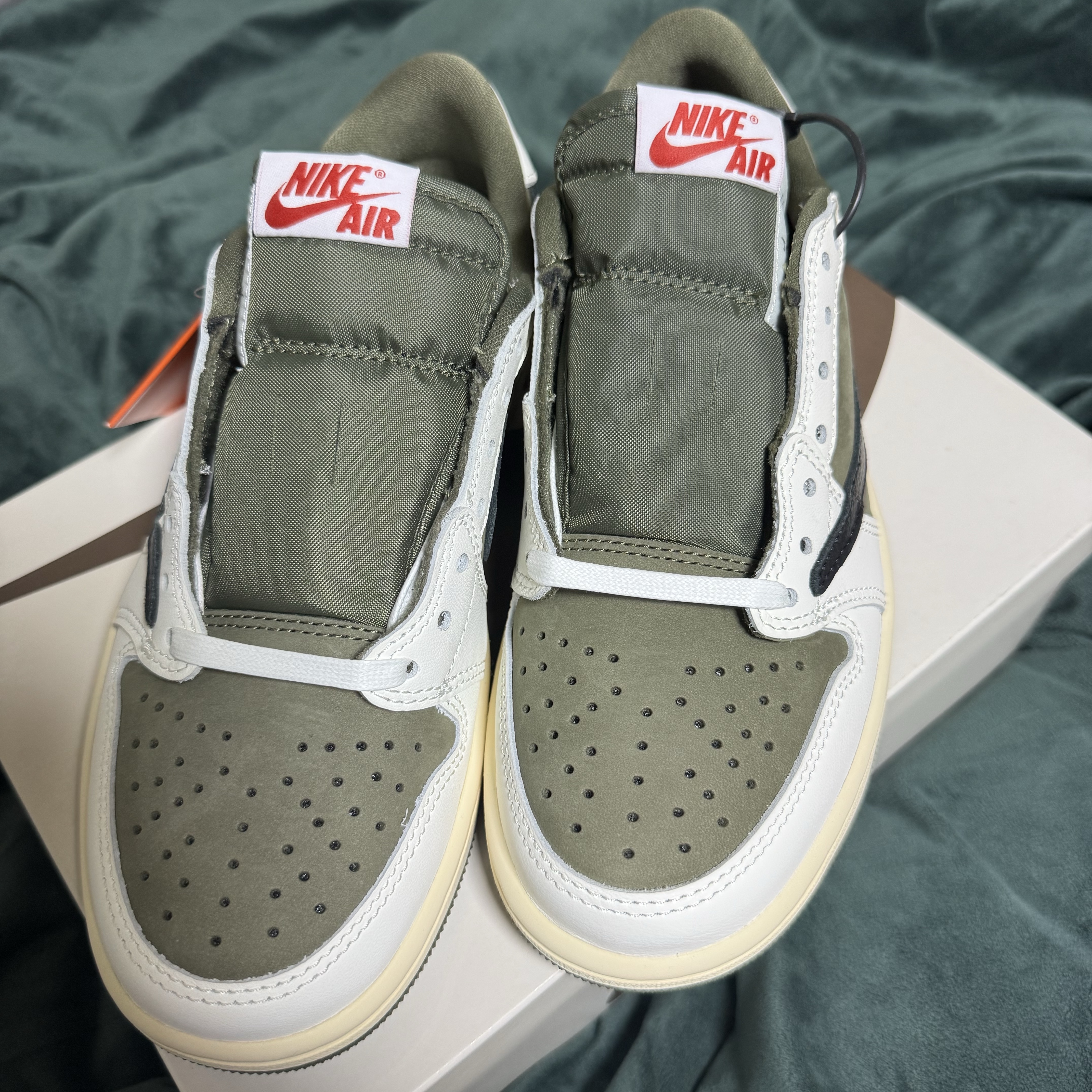 Jordan 1 x Travis Scott Retro Low OG SP Reverse Olive 착용 스타일 - 1