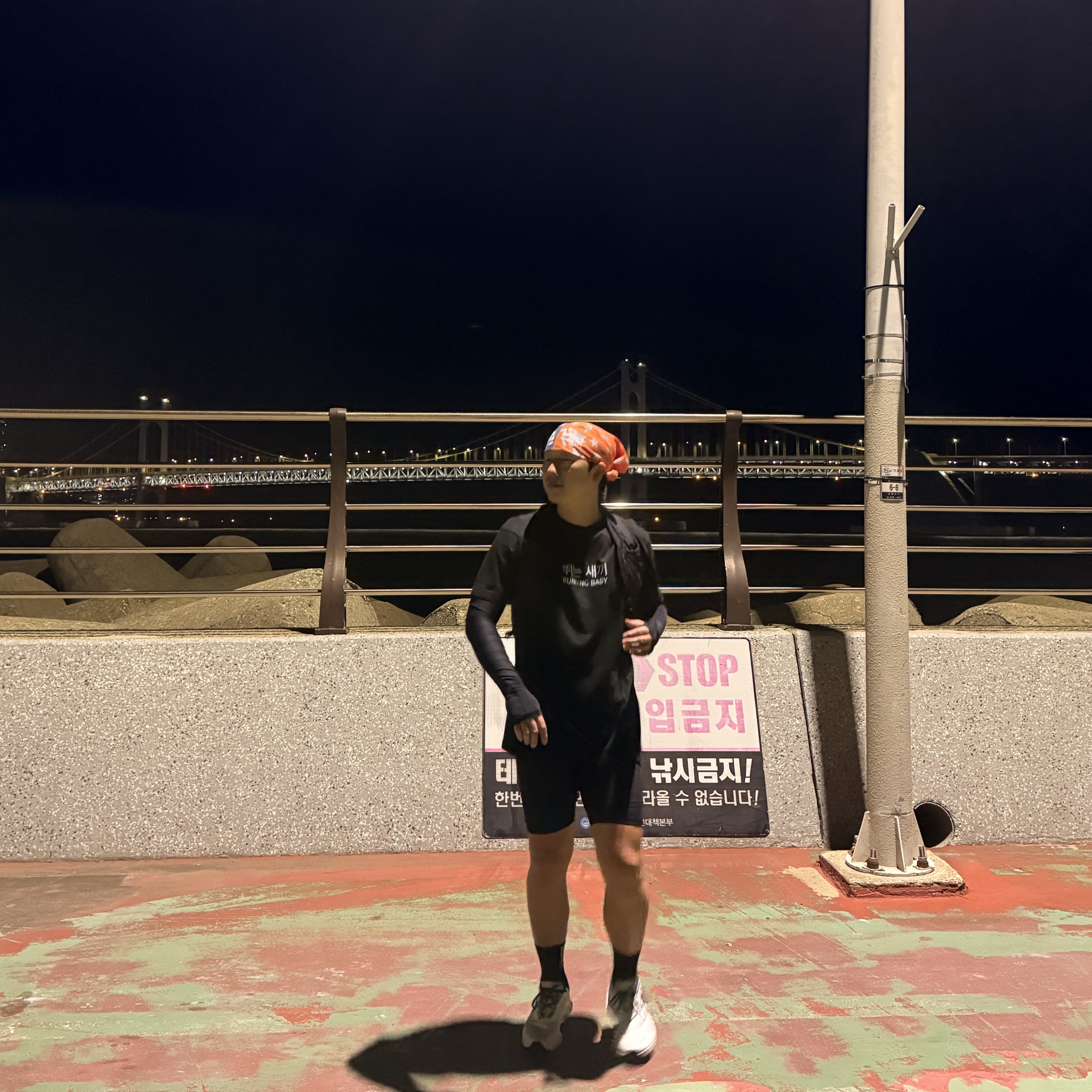 [KREAM 단독] Kim's Fruits X QUAN RUNNING BABY T-Shirt Black, On Running Cloudmonster 2 White Frost 착용 스타일