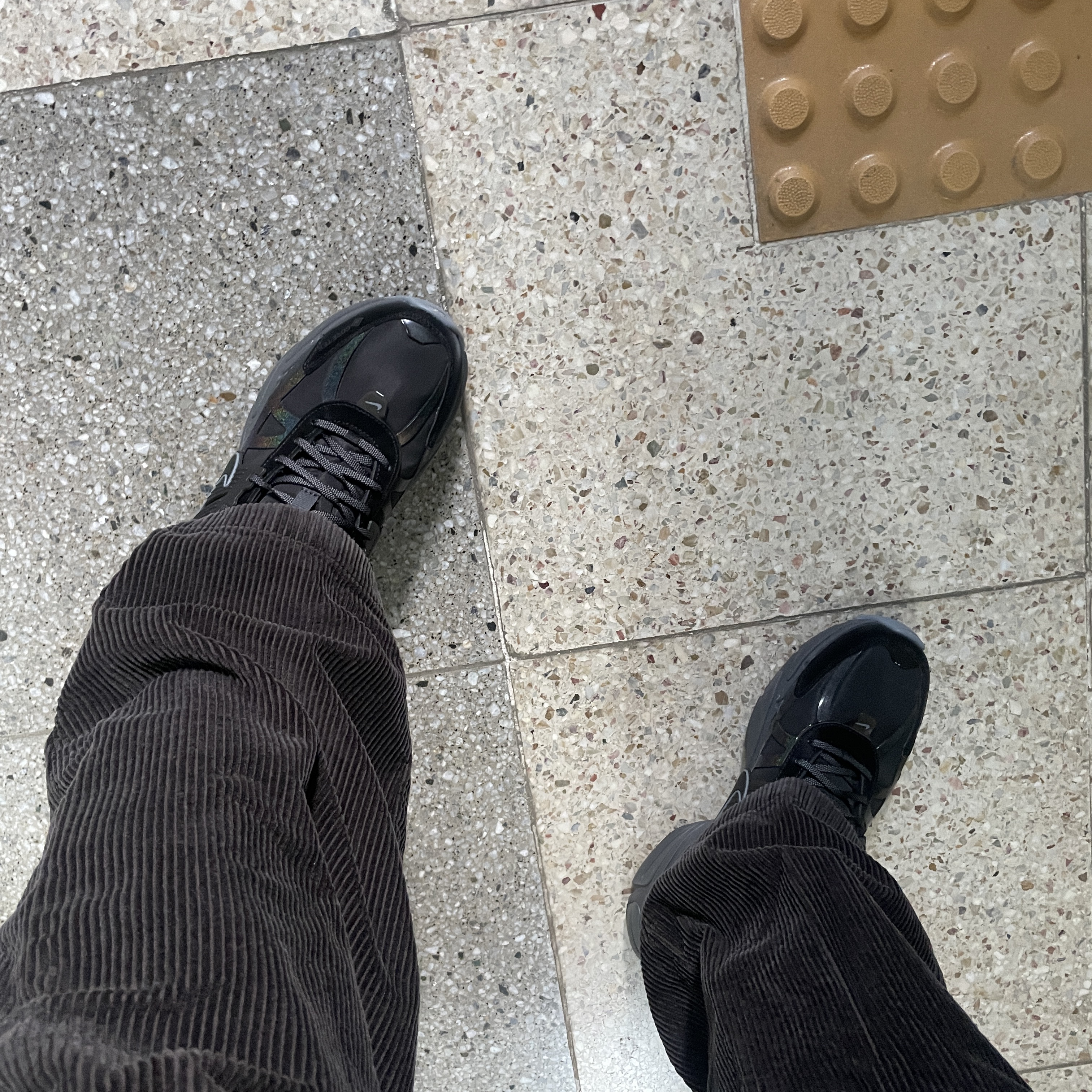 (W) Nike V2K Run Gore-Tex Black Iron Grey 착용 스타일 - 3