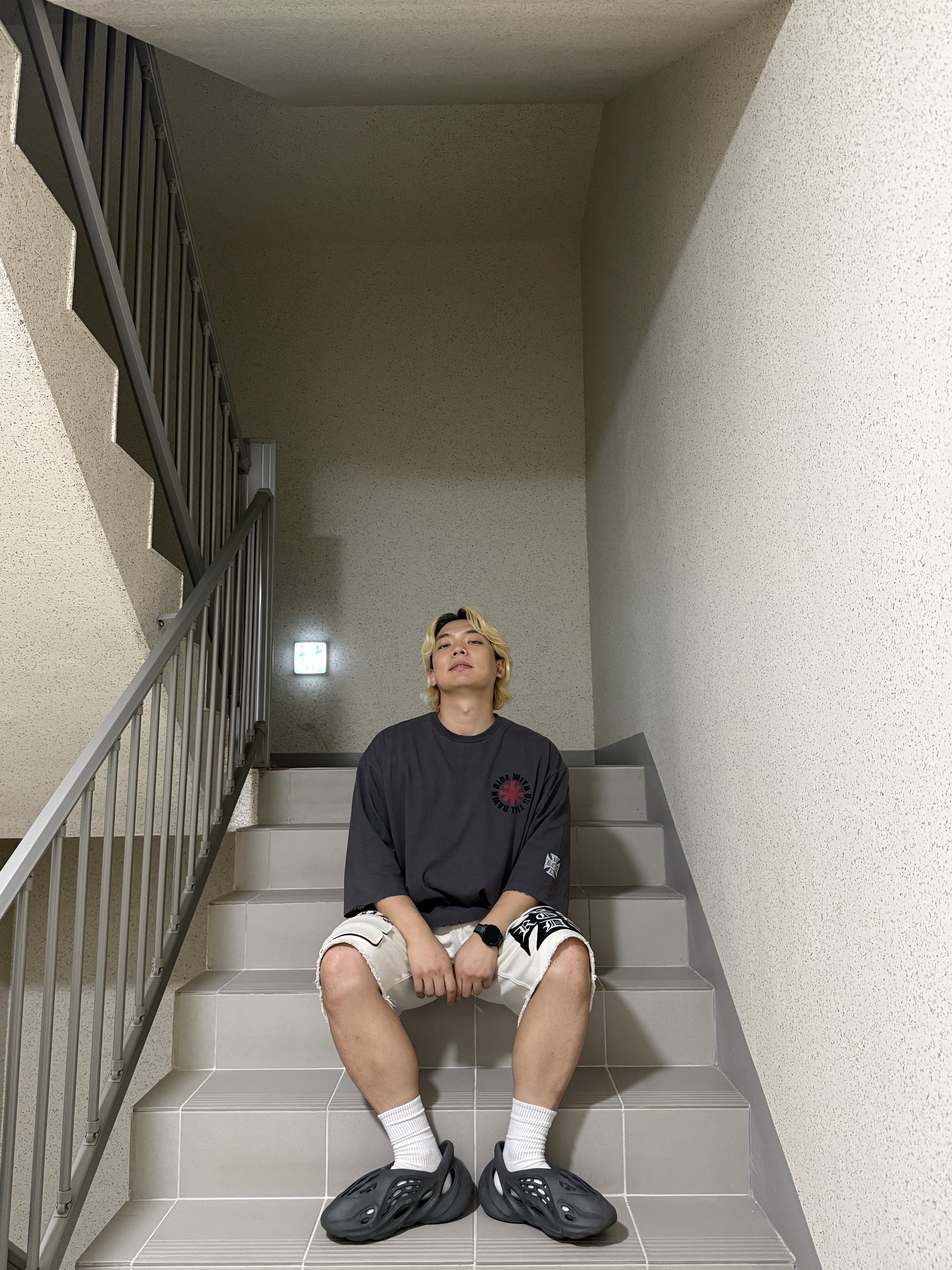 Adidas Yeezy Foam RNNR Carbon 착용 스타일 - 5