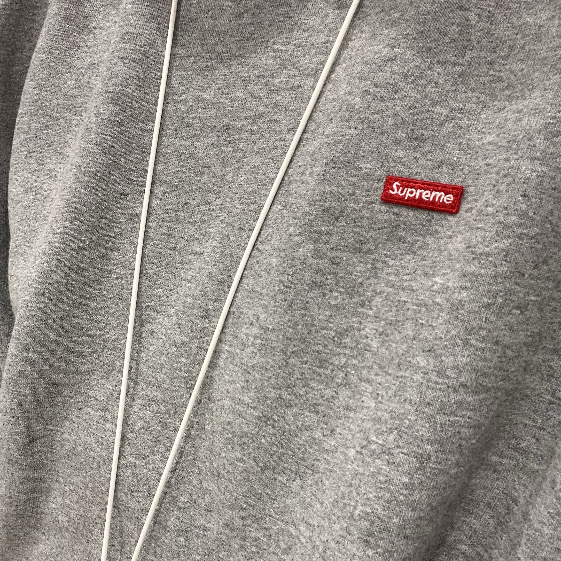 Supreme Small Box Crewneck Heather Grey - 25FW 착용 스타일