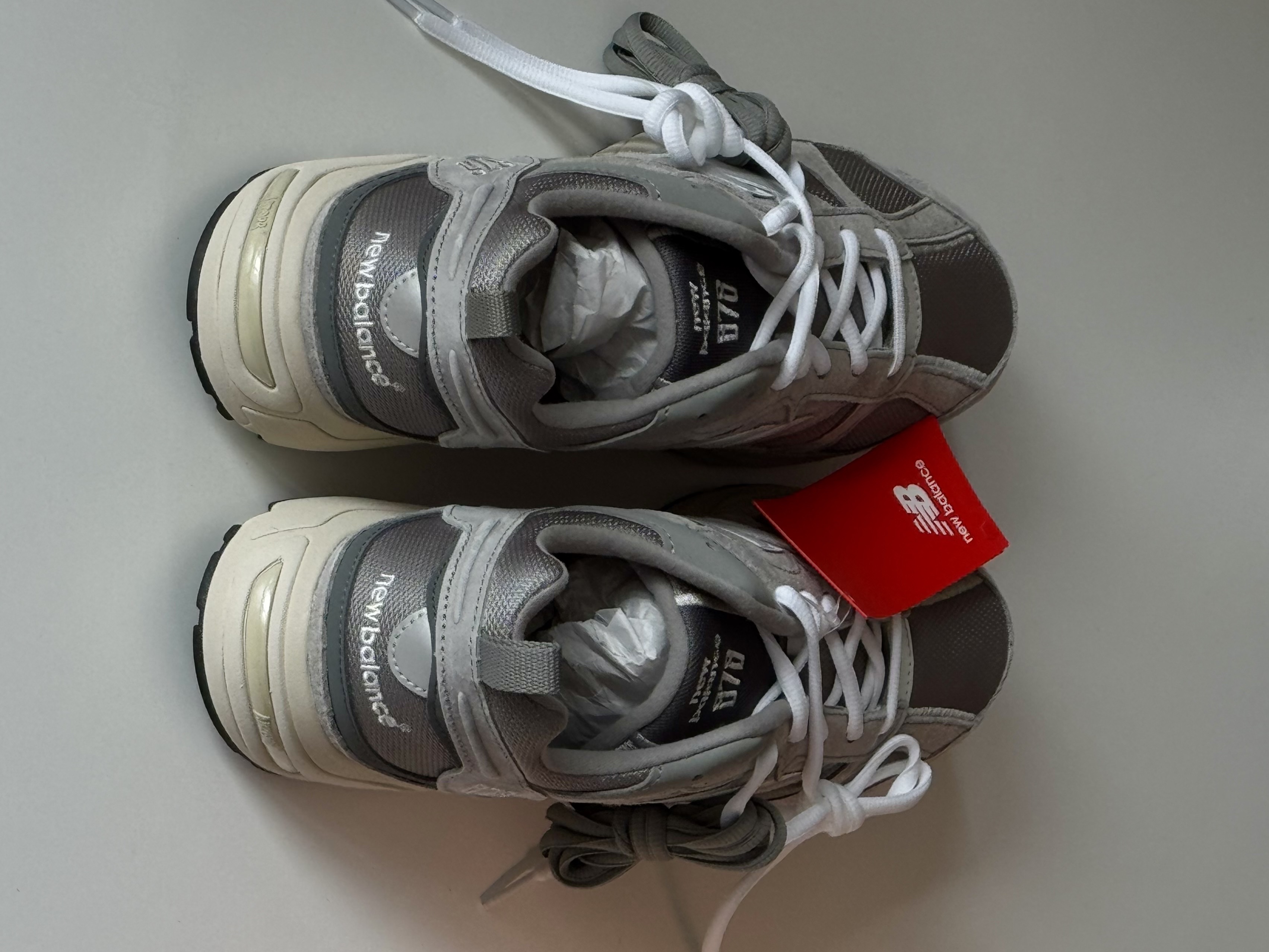 New Balance 878 Gray, New Balance 878 Triple Black 착용 스타일 - 3
