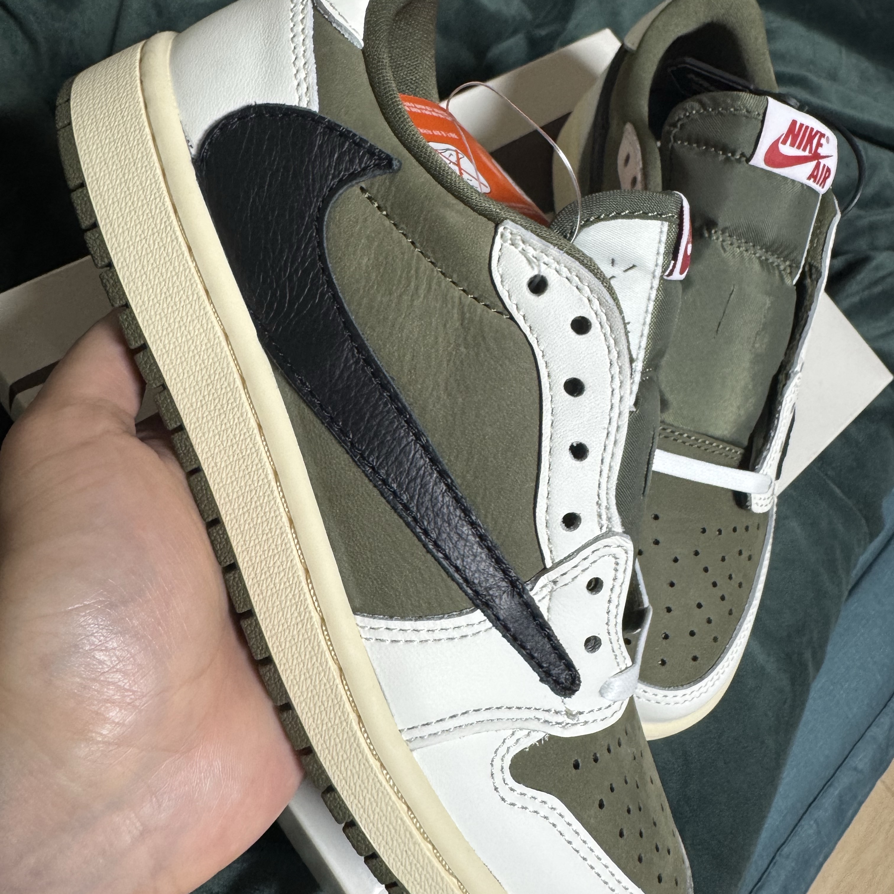 Jordan 1 x Travis Scott Retro Low OG SP Reverse Olive 착용 스타일 - 4