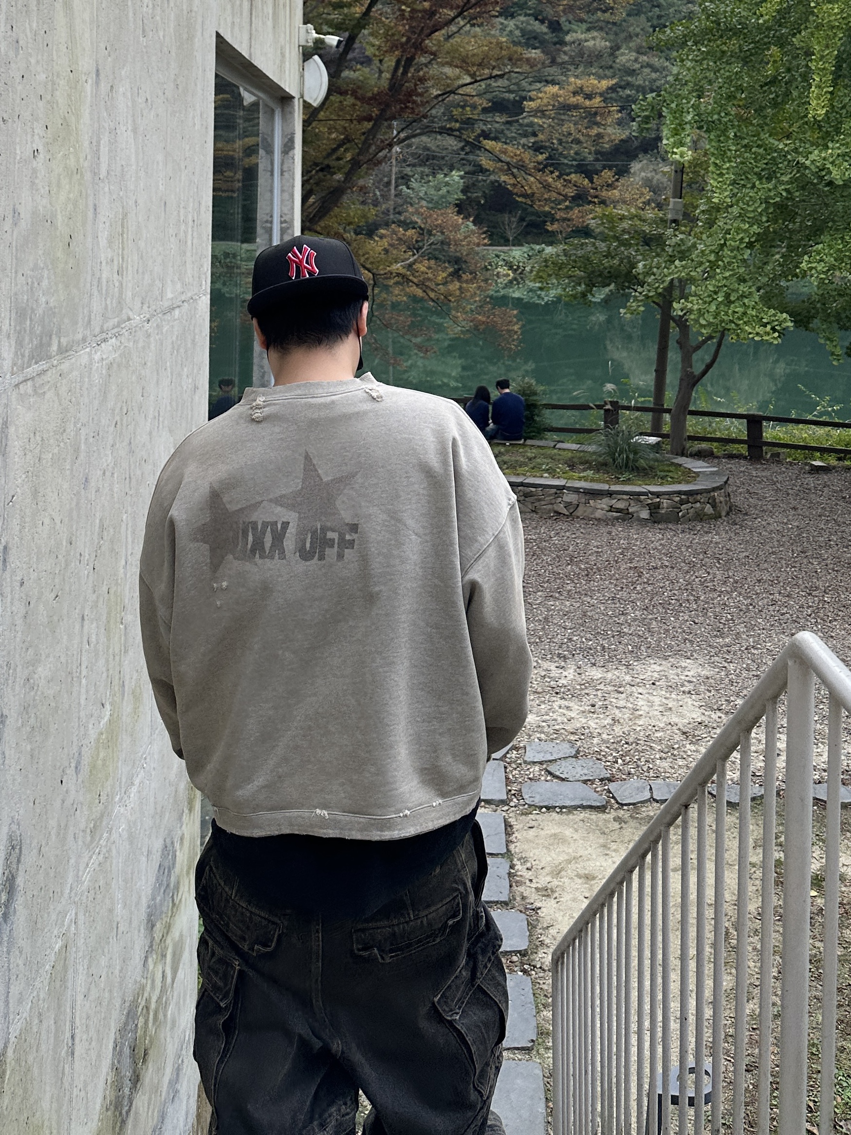 qualisartifexpereo Big Font Crewneck VTG Gray 착용 스타일 - 3