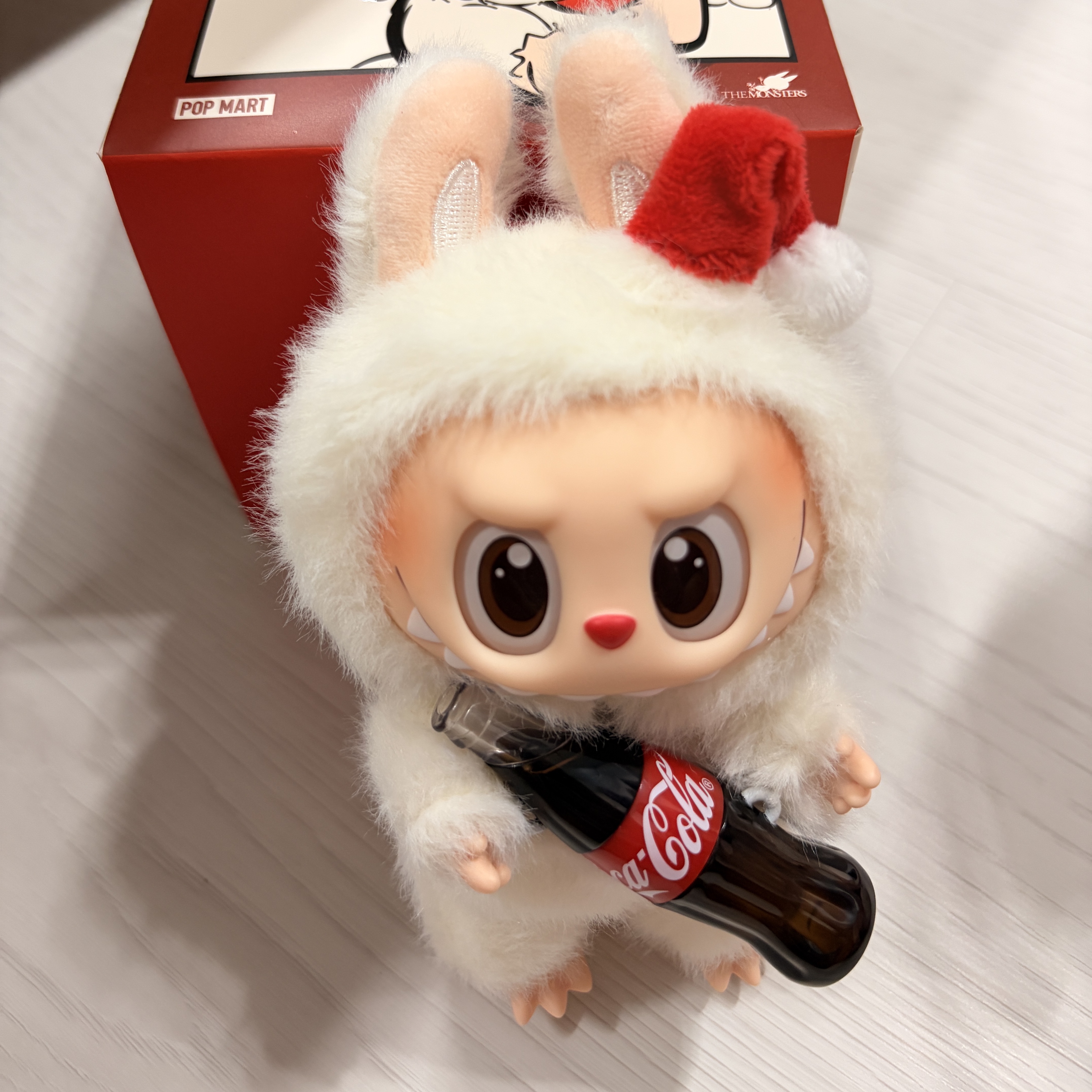 Pop Mart Labubu Coca Cola Series Surprise Shake Keyring (Opened Case) 착용 스타일