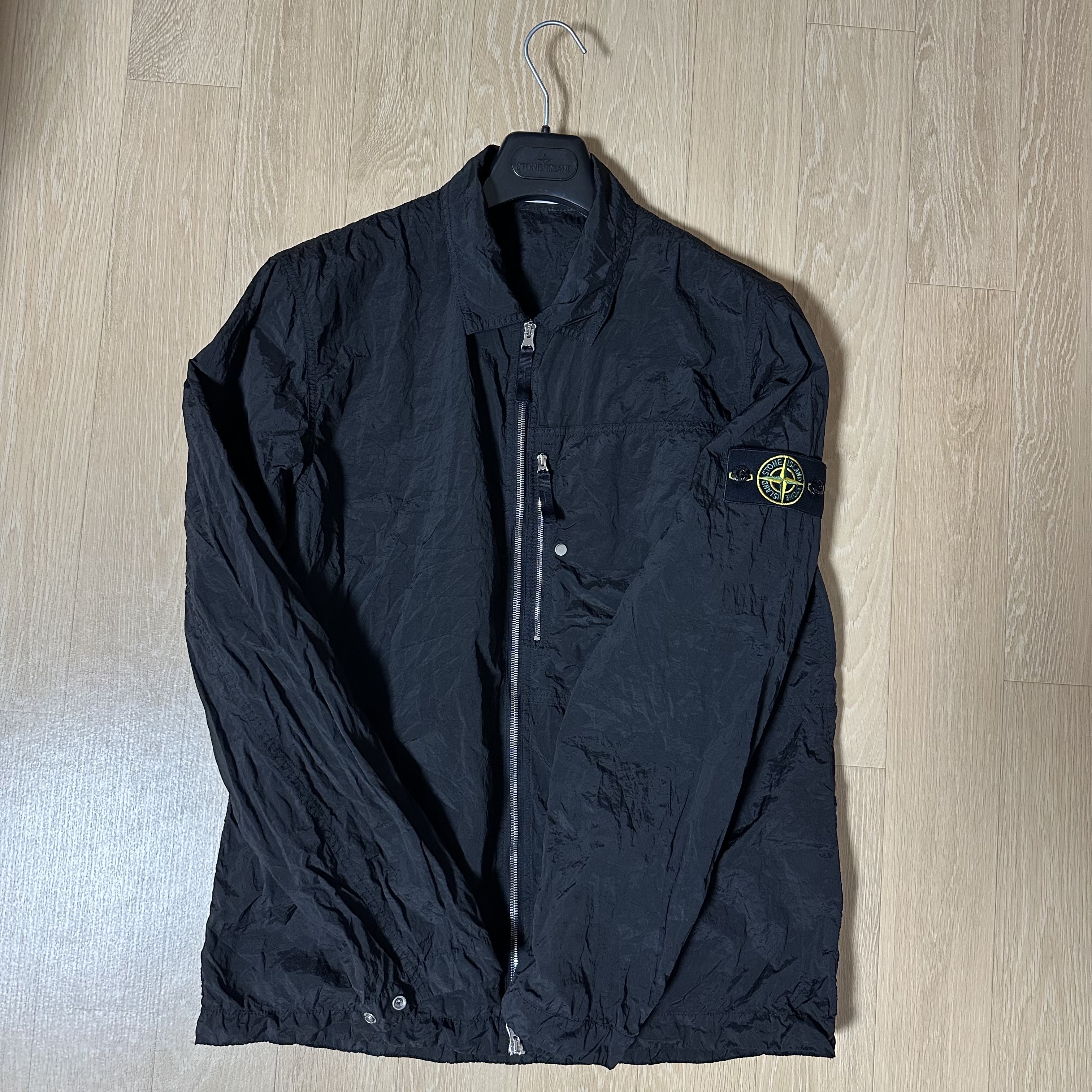 Stone Island 1200005 Nylon Metal in Econyl Overshirt with Pocket and Two-Way Zipper Black - 25SS 착용 스타일