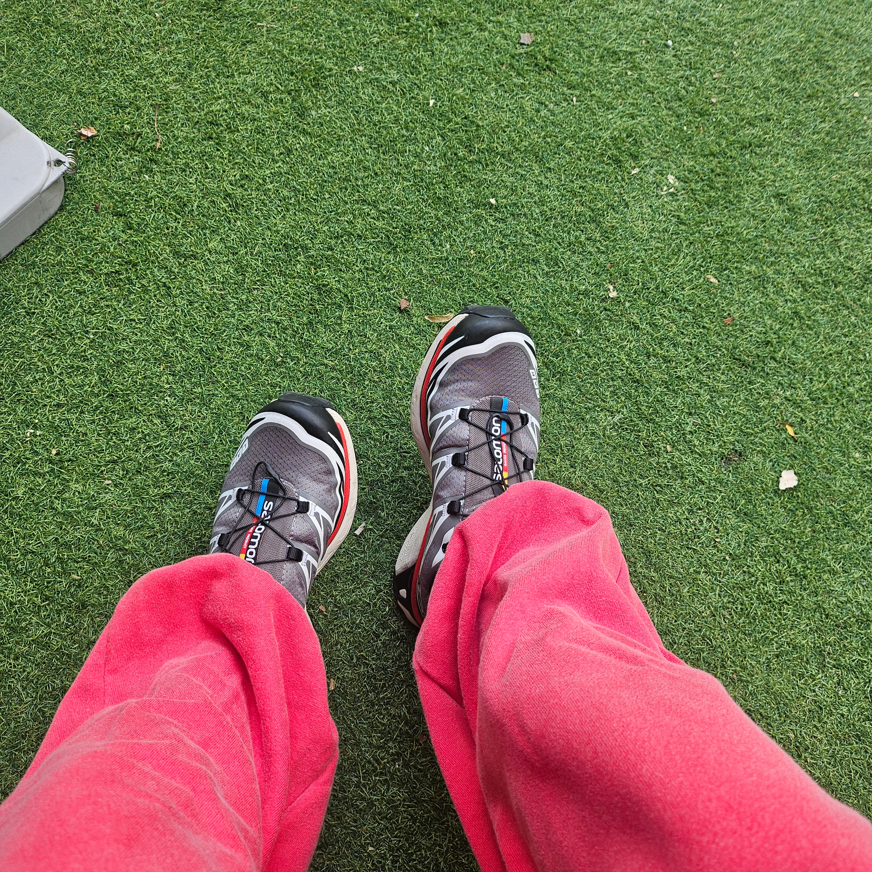 Salomon XT-6 Pewter Aurora Red 착용 스타일 - 2