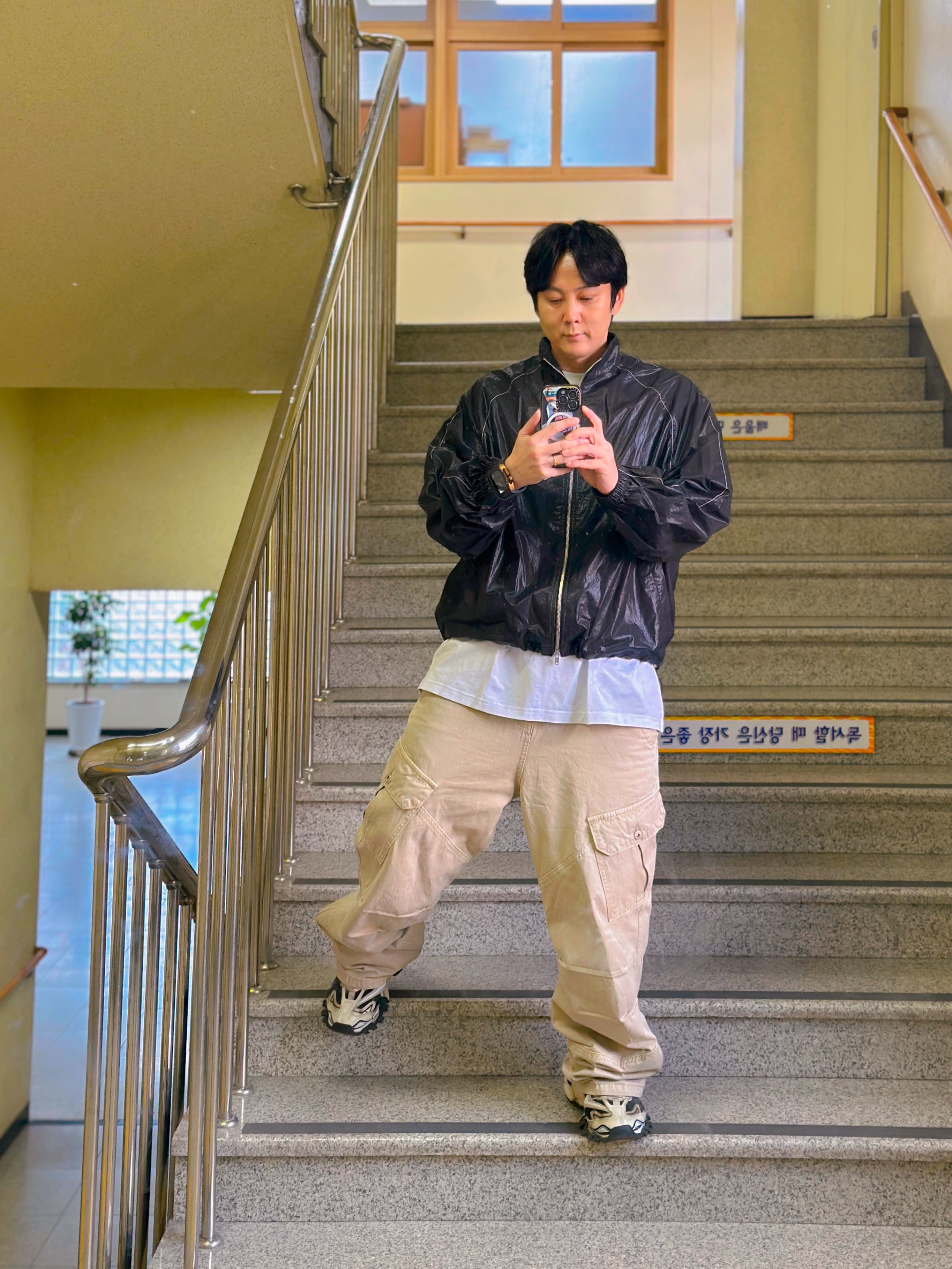 (W) Matin Kim Logo Coating Jumper Black 착용 스타일 - 2