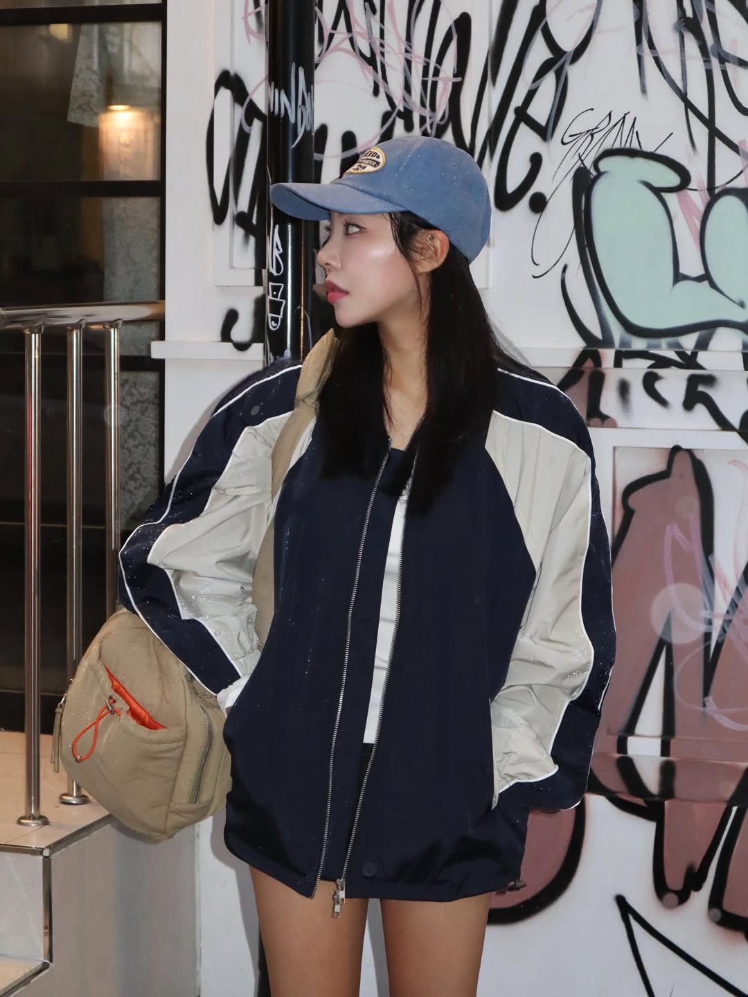 SLOW RECORD HOUSE Piping Line Windbreaker Navy 착용 스타일 - 3