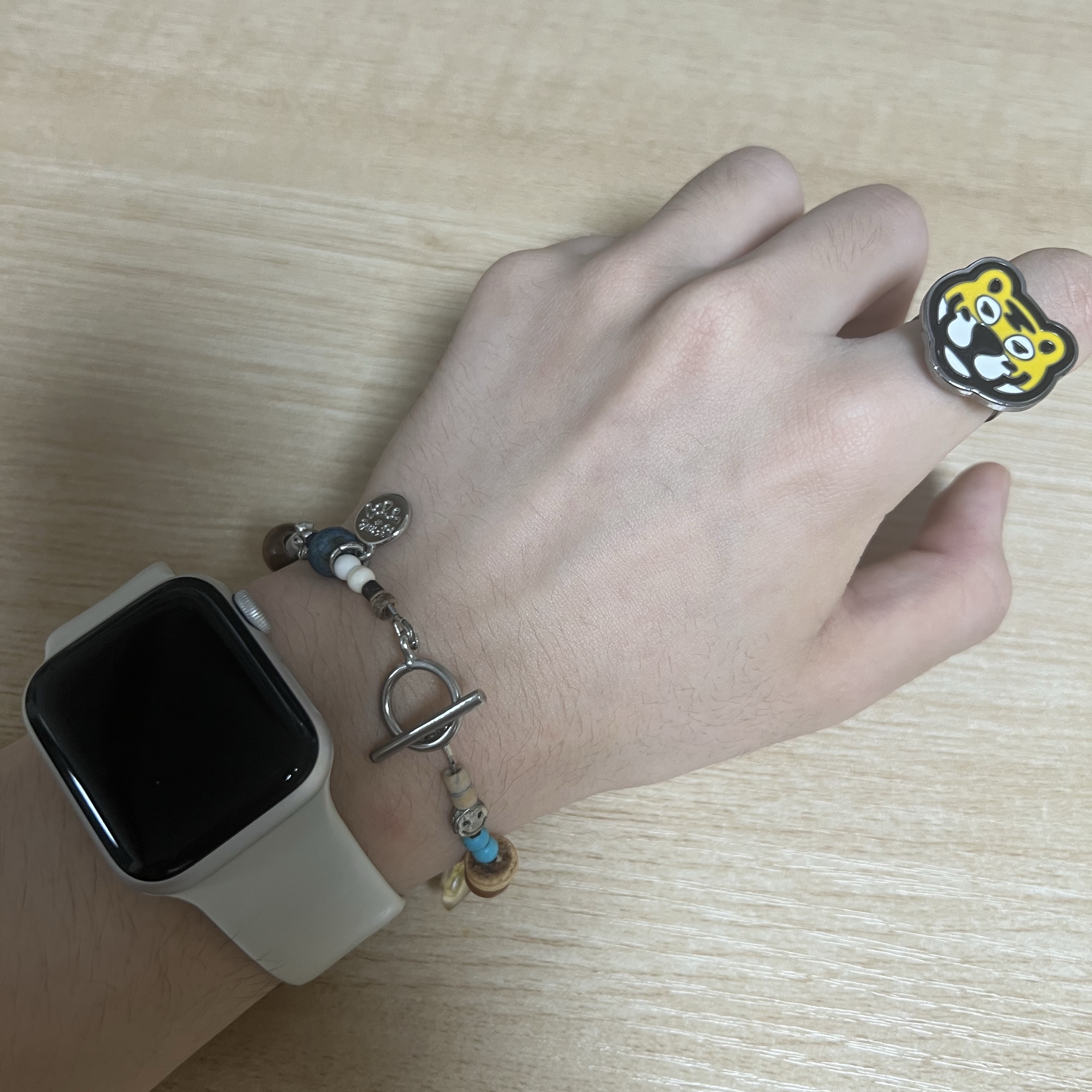 Apple Watch SE 2024 40mm GPS Starlight Aluminium Case with Sport Band S/M Starlight (Korean Ver.), Towtow.archive Peacemark Symbol Turquoise 착용 스타일