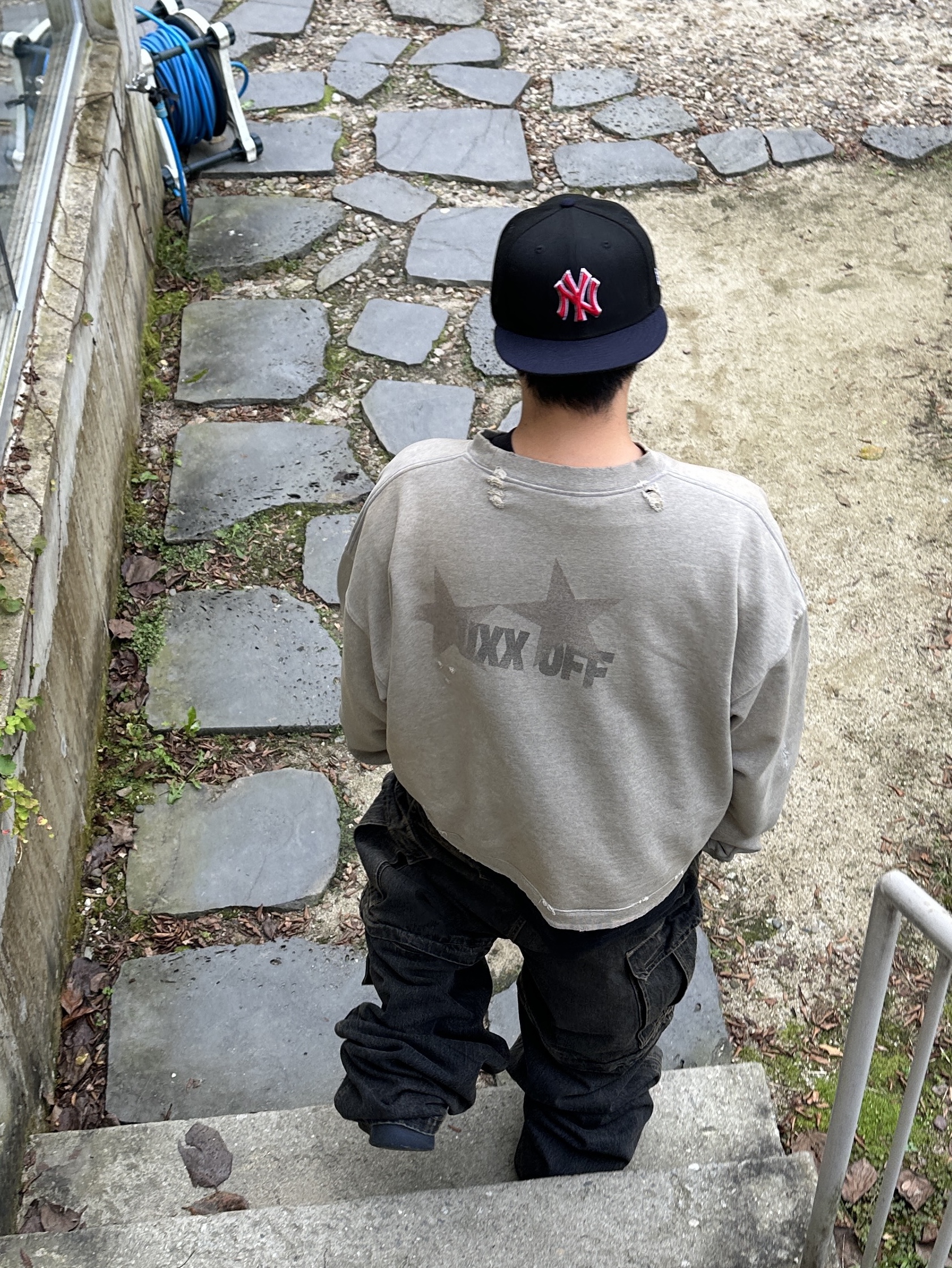 qualisartifexpereo Big Font Crewneck VTG Gray 착용 스타일 - 2